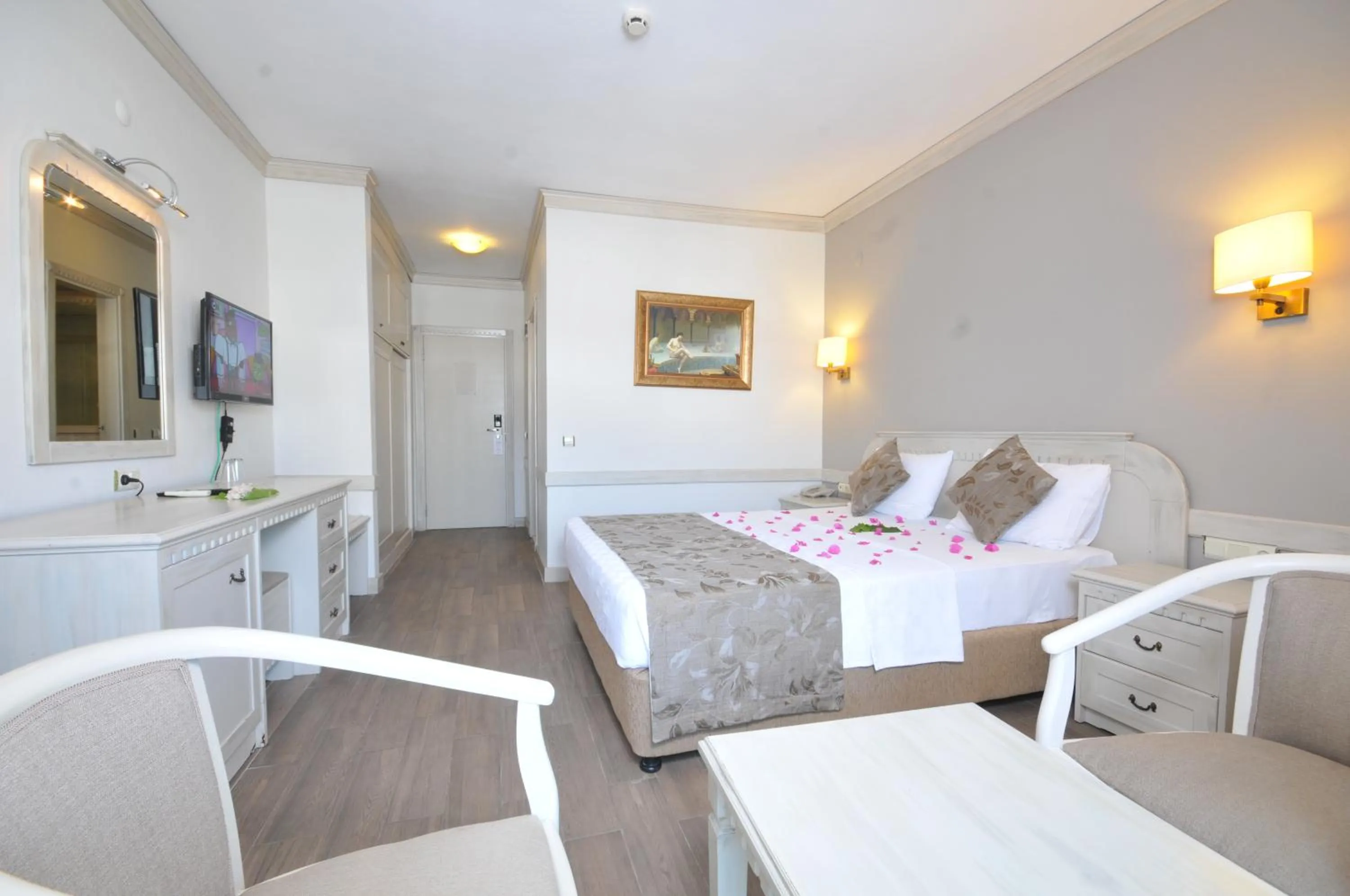 Photo of the whole room, Bed in My Dream Hotel