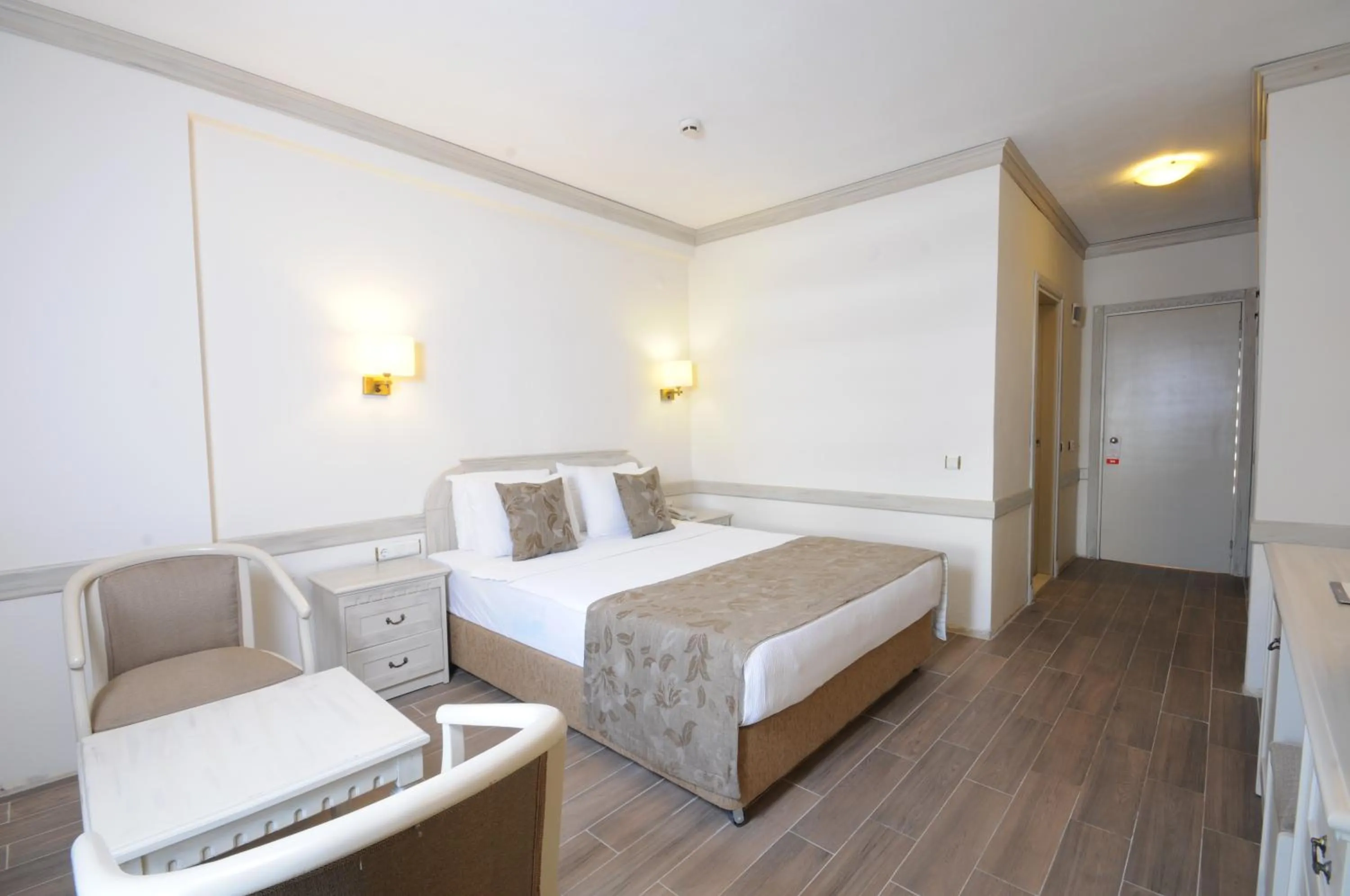 Photo of the whole room, Bed in My Dream Hotel