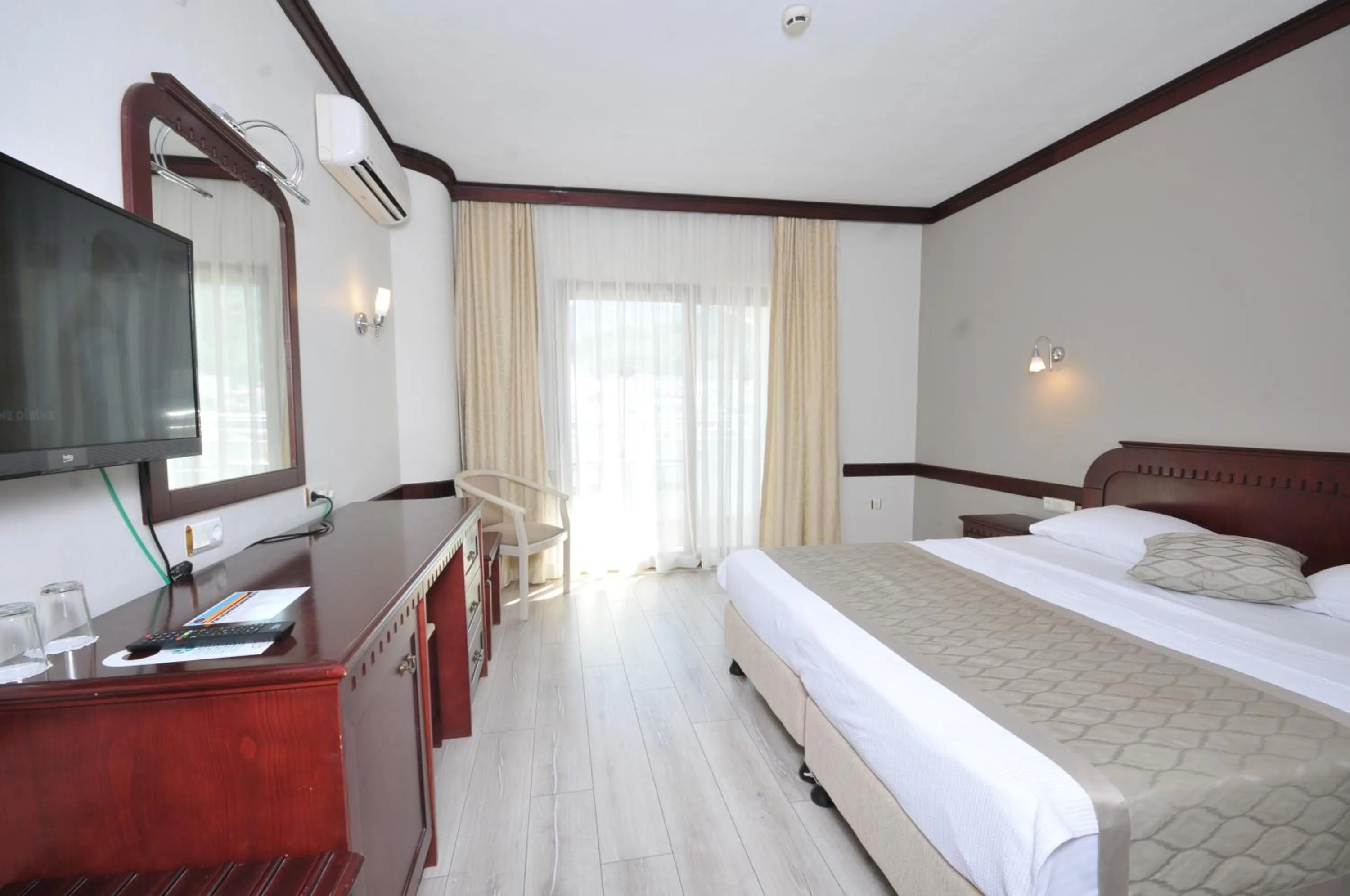 Photo of the whole room, Bed in My Dream Hotel