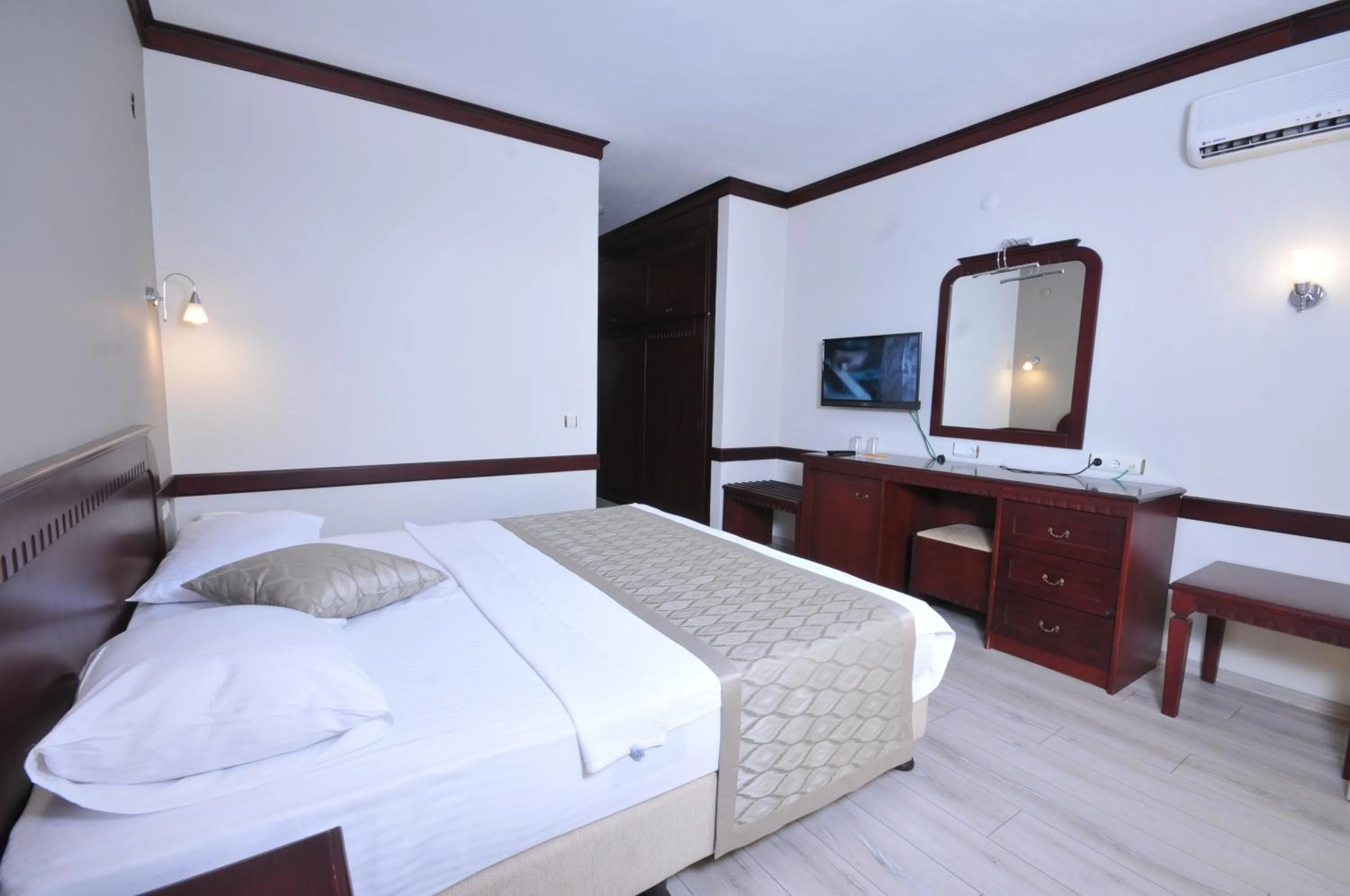 Photo of the whole room, Bed in My Dream Hotel