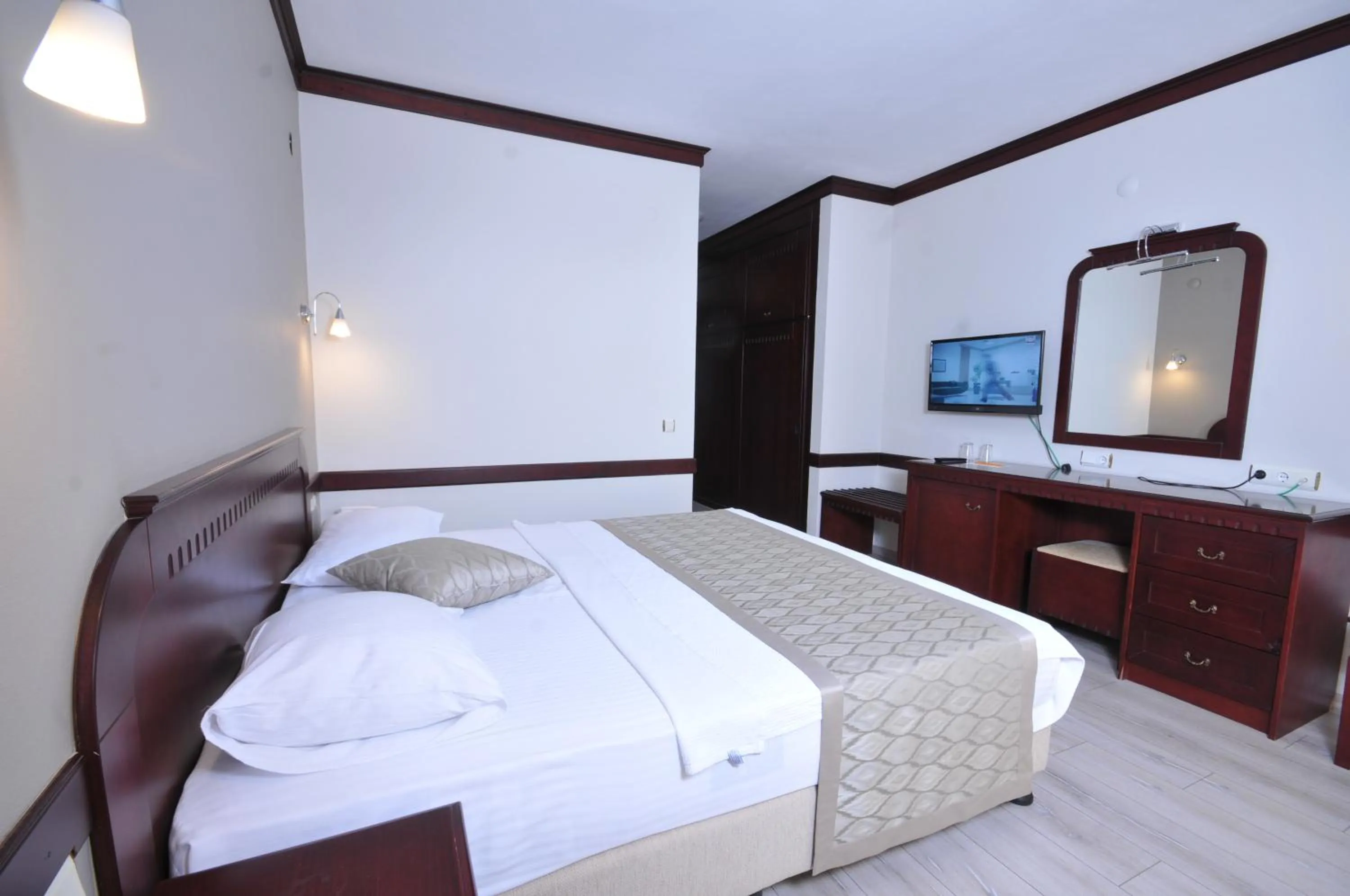 Photo of the whole room, Bed in My Dream Hotel