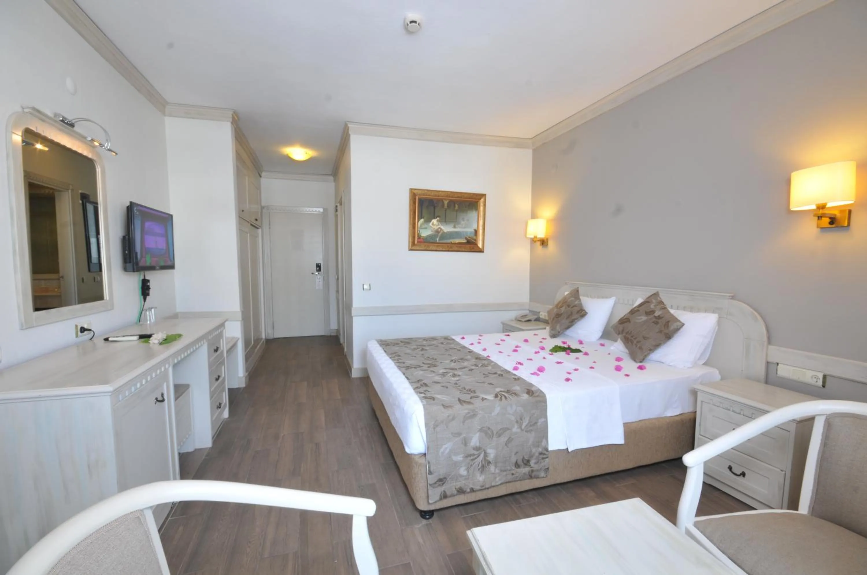 Photo of the whole room, Bed in My Dream Hotel