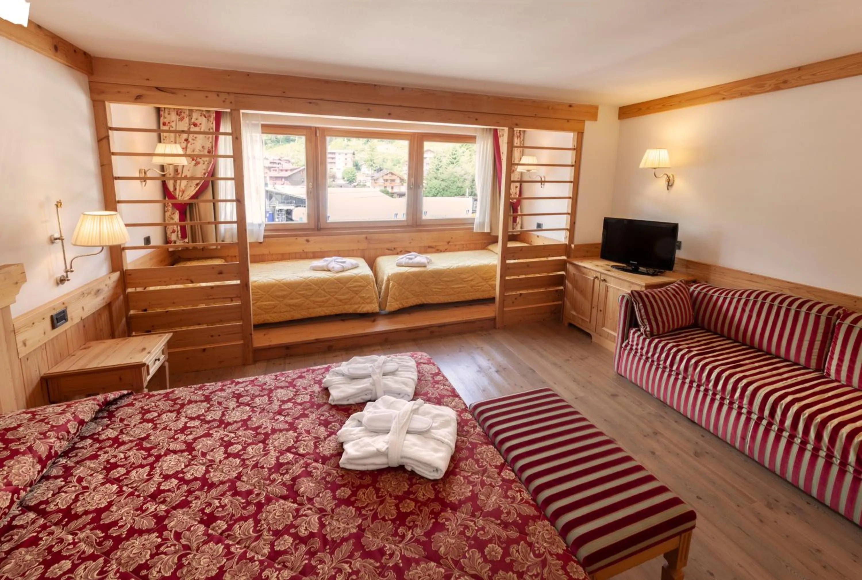 Photo of the whole room, Bed in Campiglio Bellavista