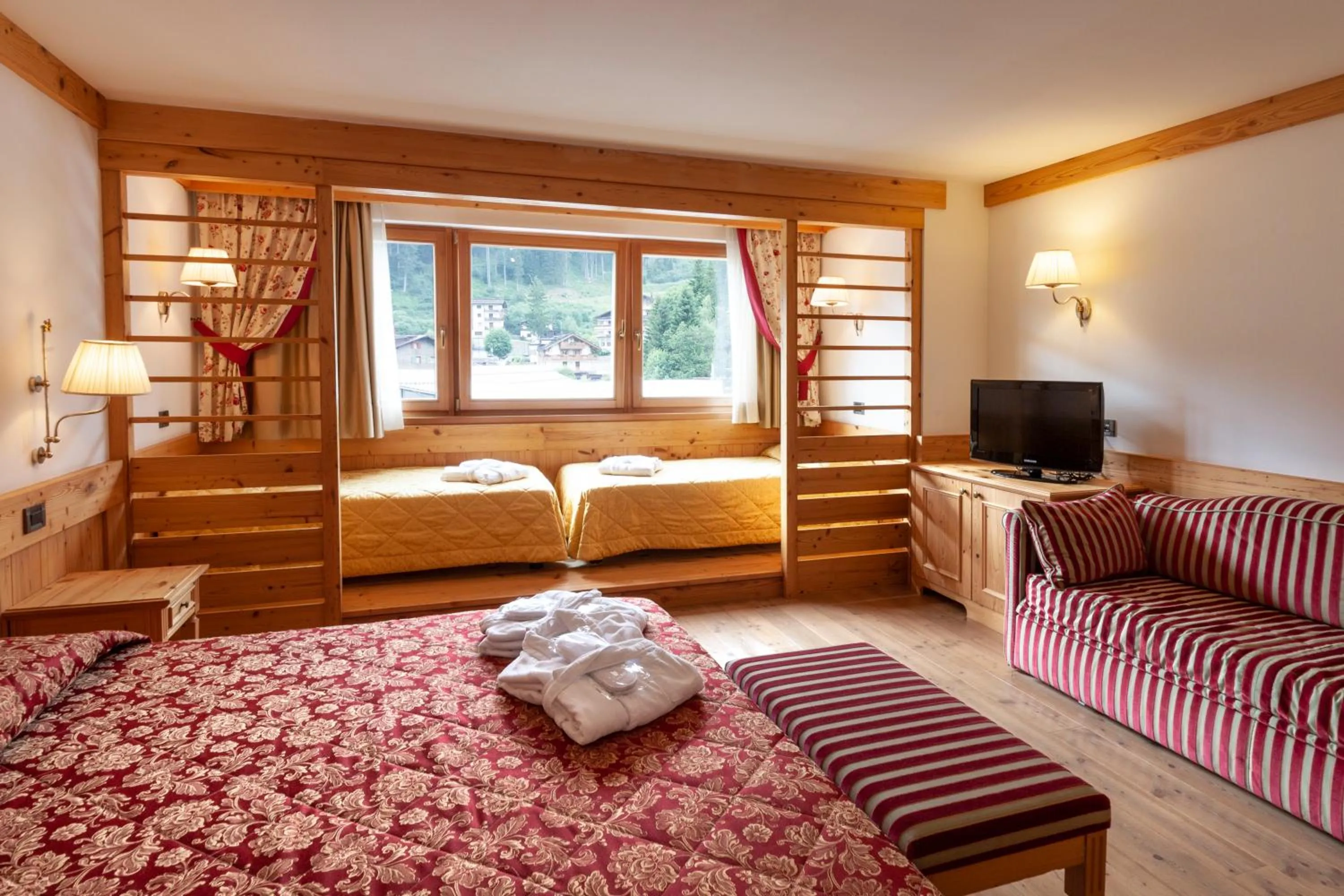 Photo of the whole room, Bed in Campiglio Bellavista