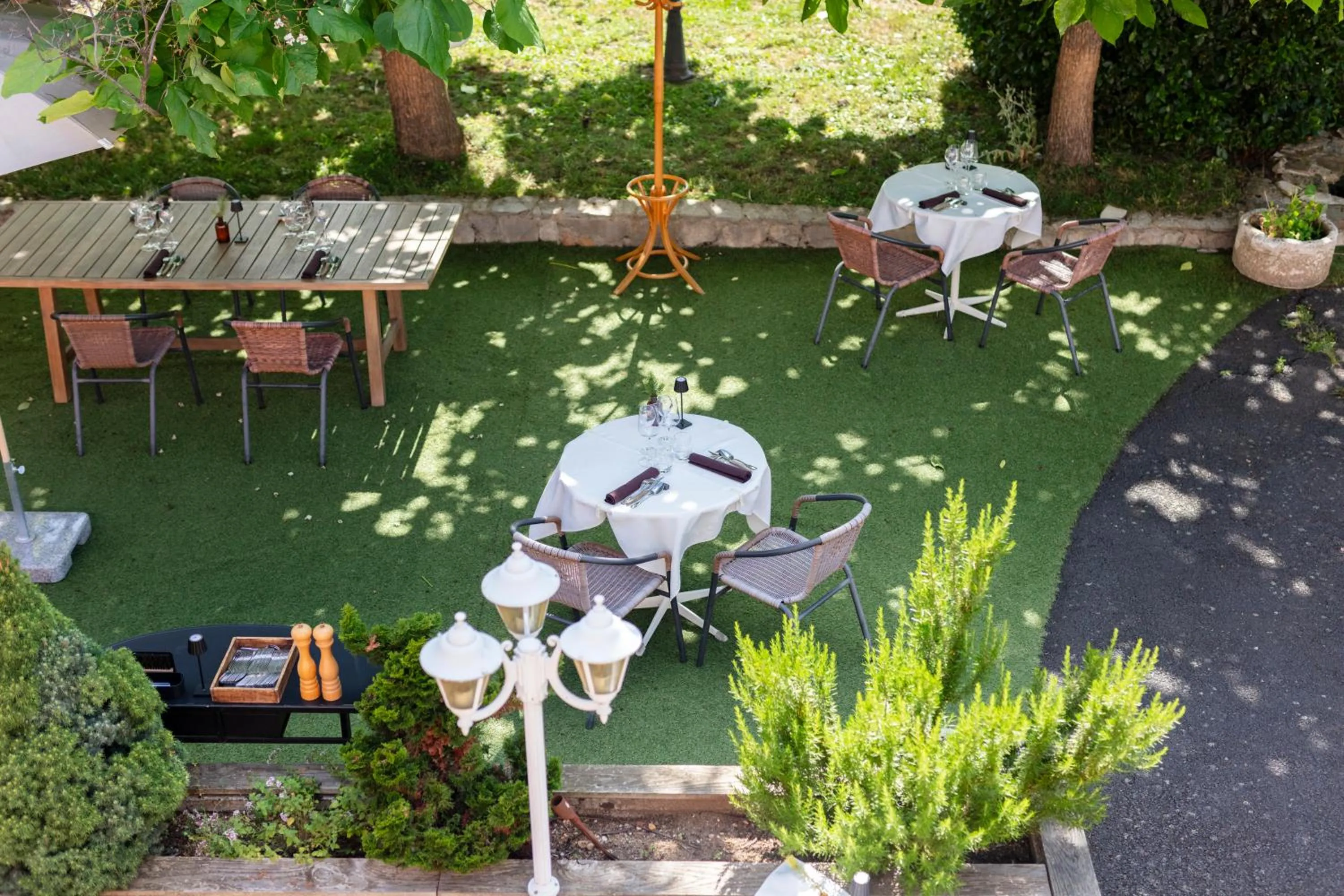 Patio in Hotel Restaurant Les Glycines