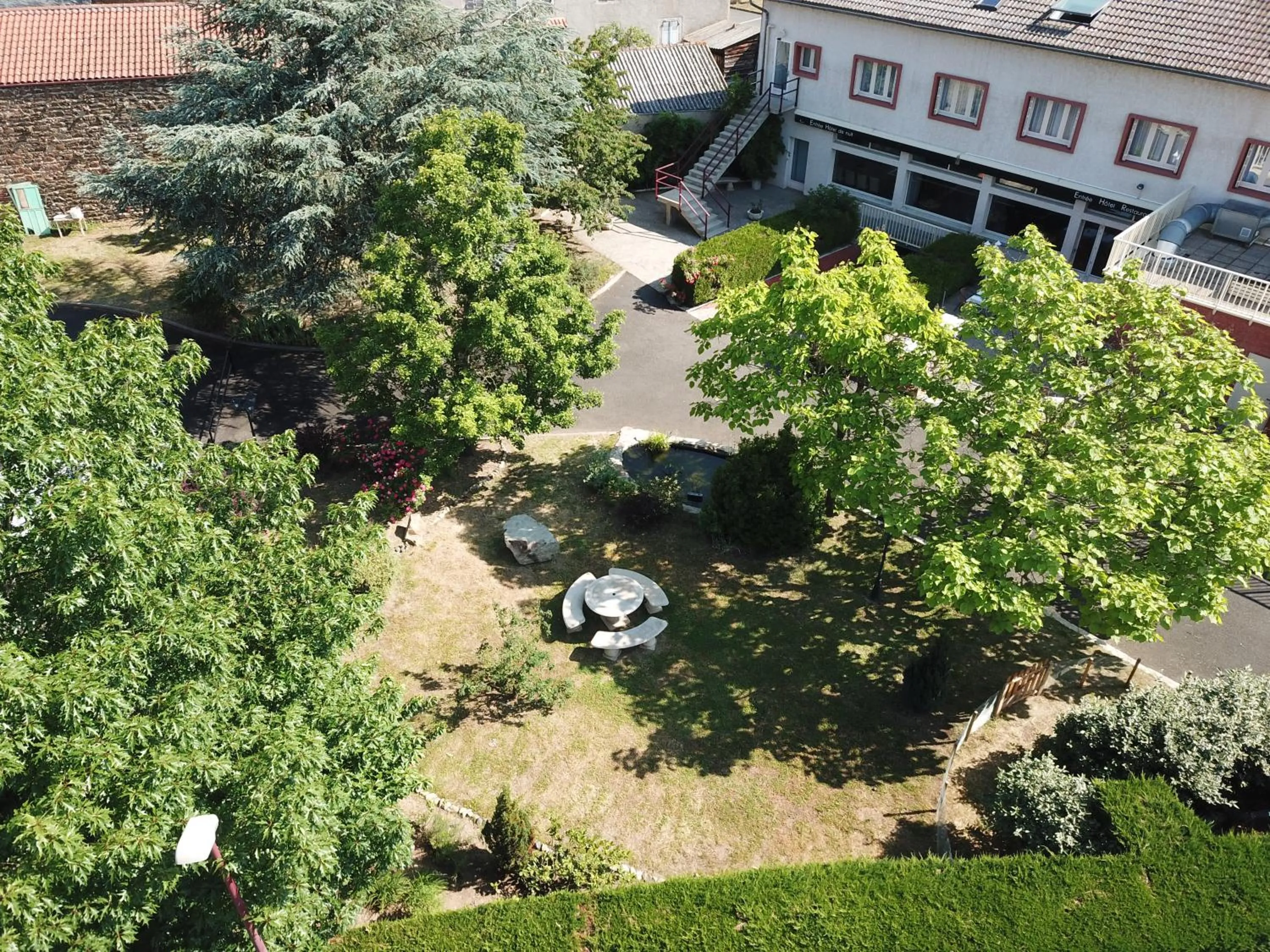 Garden in Hotel Restaurant Les Glycines