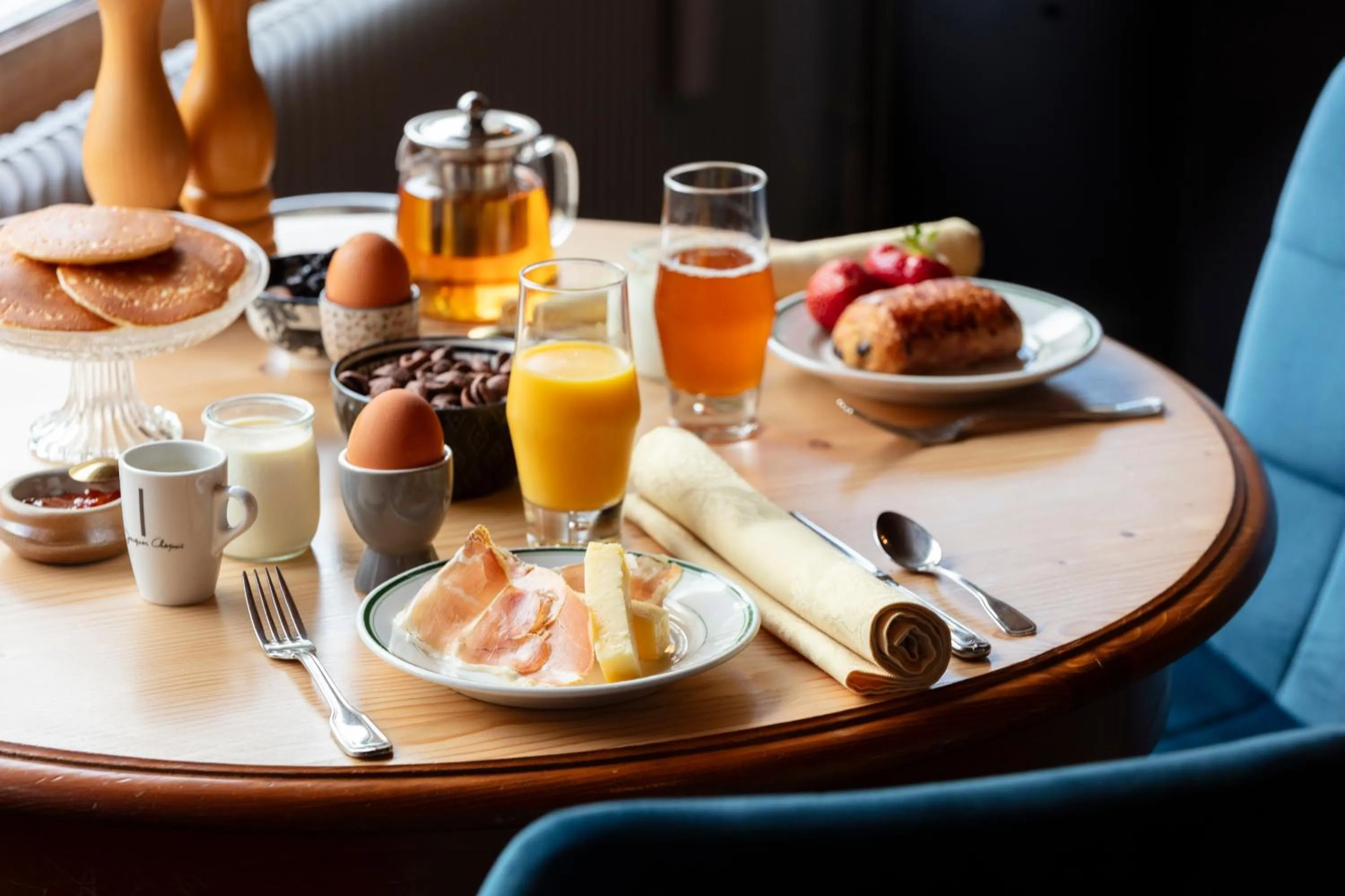 Breakfast in Hotel Restaurant Les Glycines