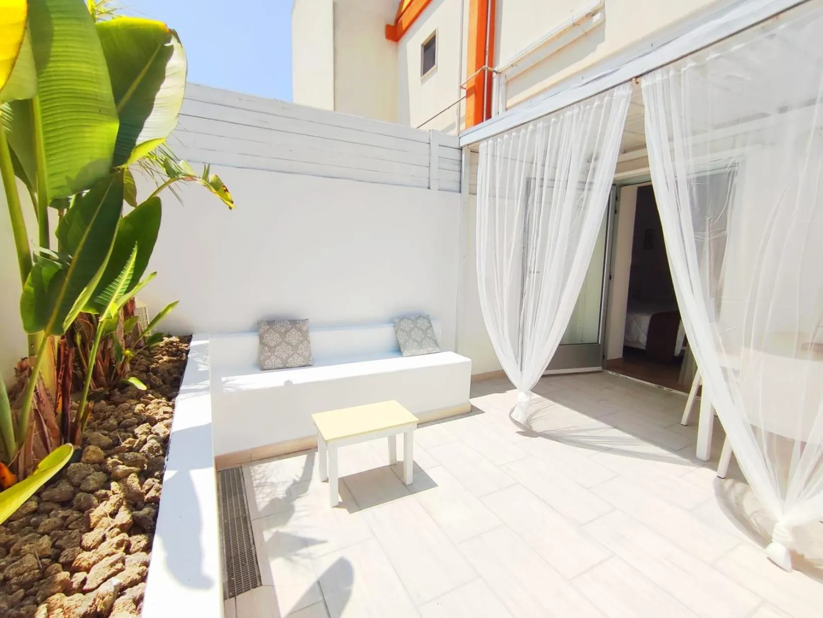 Patio in B&B Suites Via del Mare