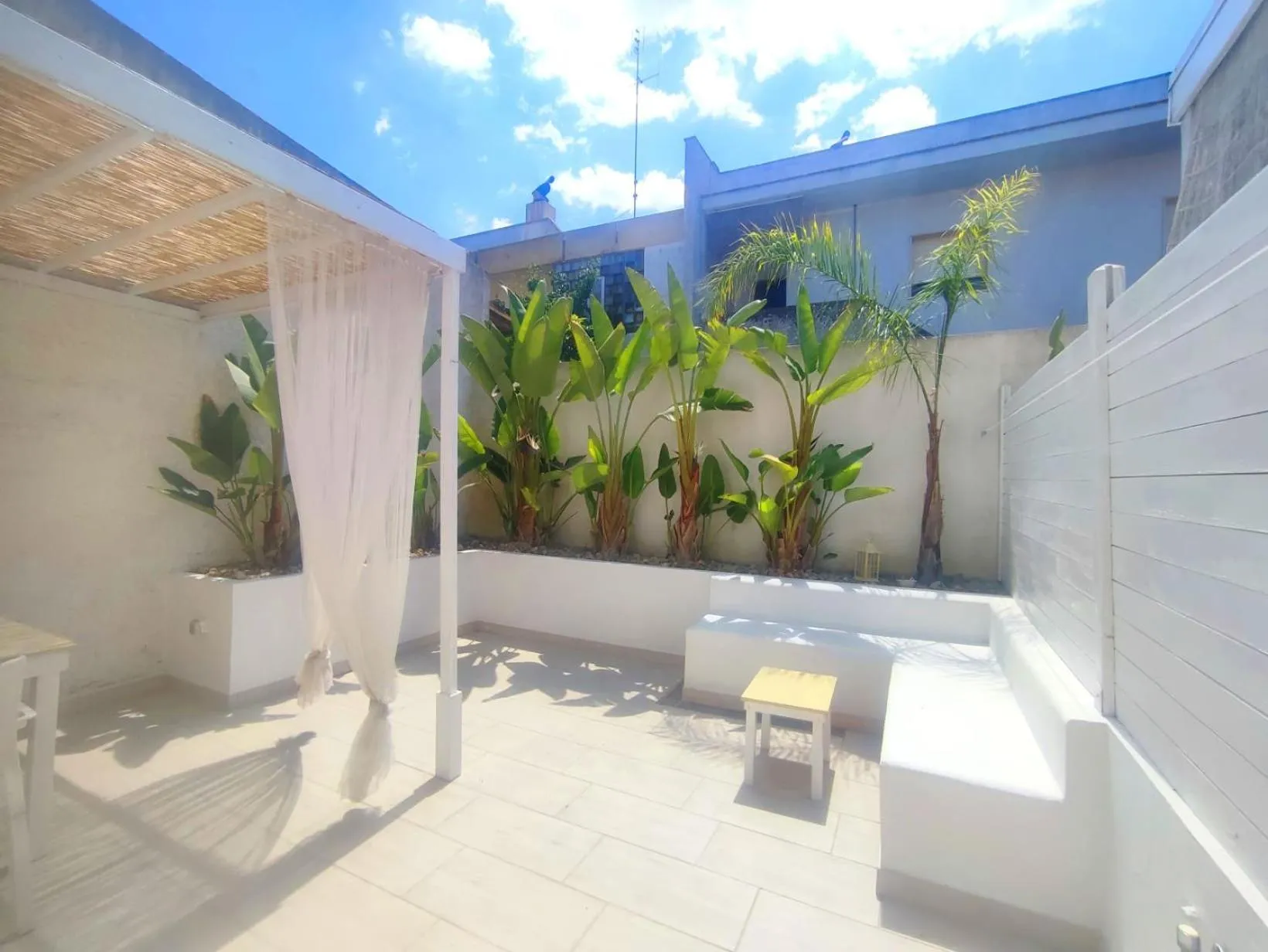 Patio in B&B Suites Via del Mare