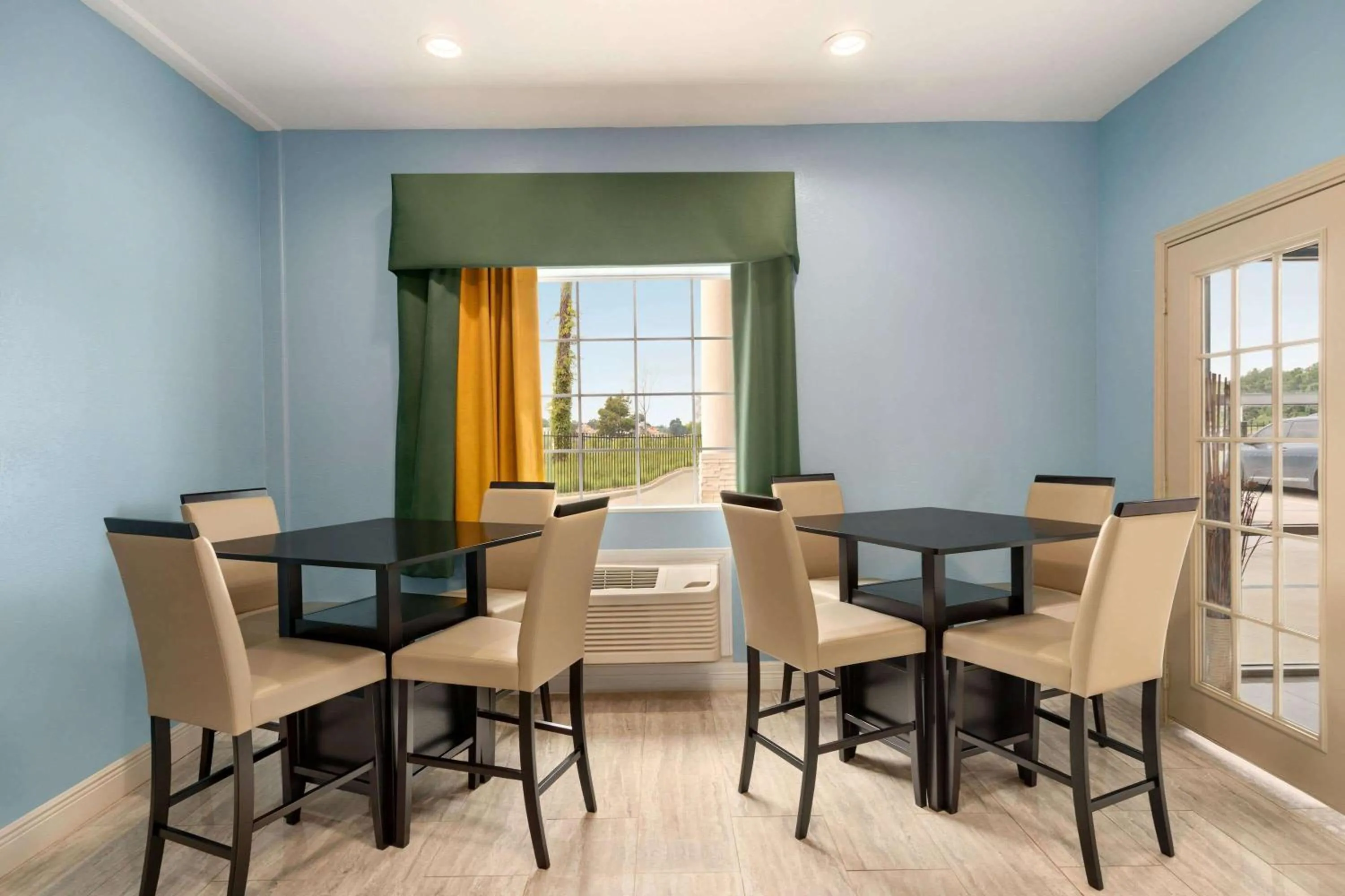 Restaurant/places to eat in Baymont by Wyndham Kingwood