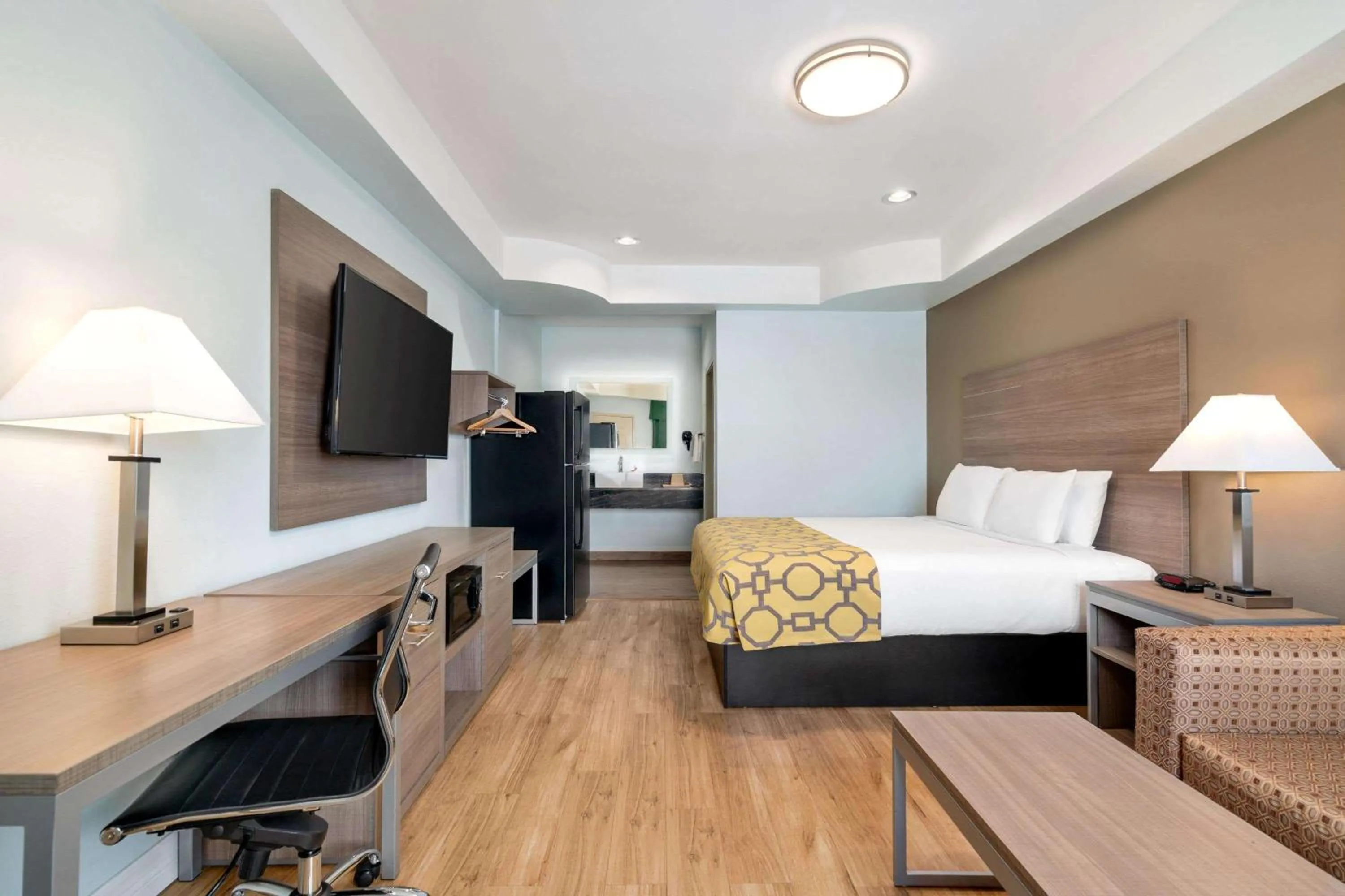 Photo of the whole room, Bed in Baymont by Wyndham Kingwood