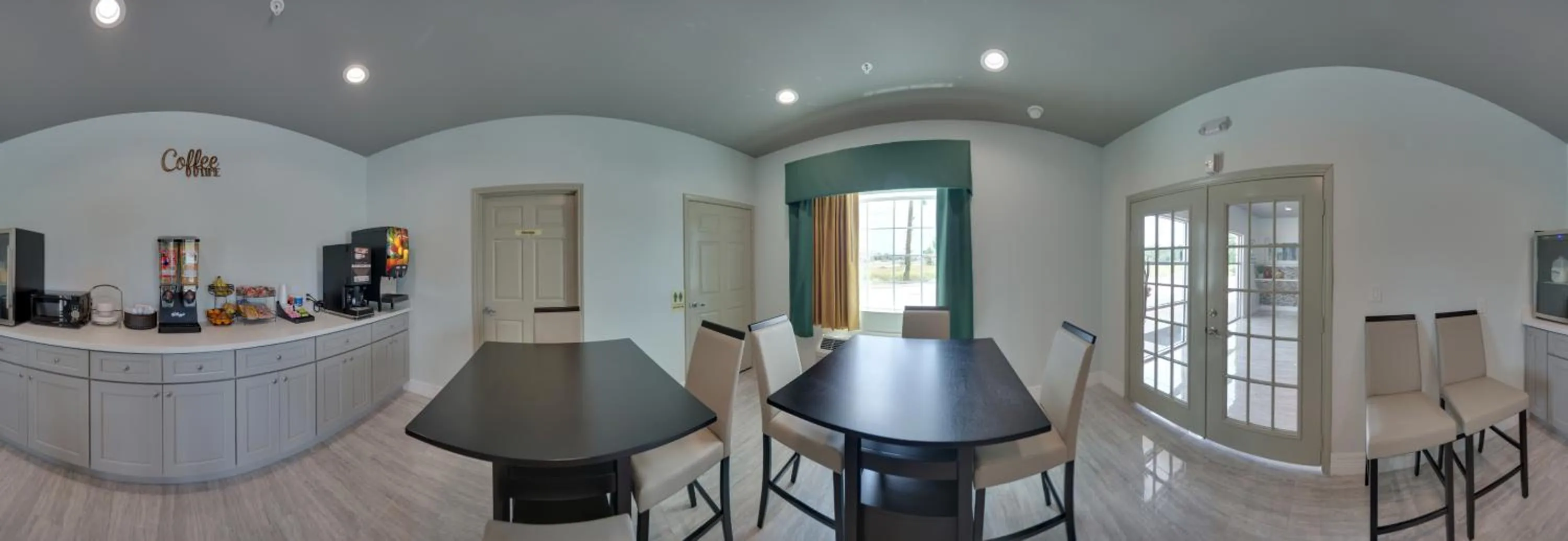 Lounge or bar in Baymont by Wyndham Kingwood