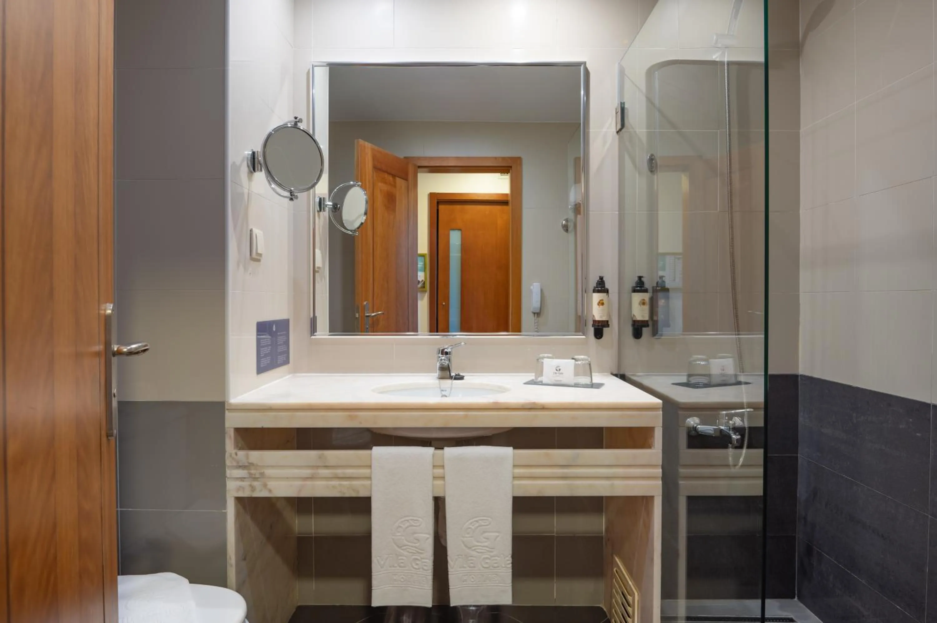 Shower in Vila Gale Opera