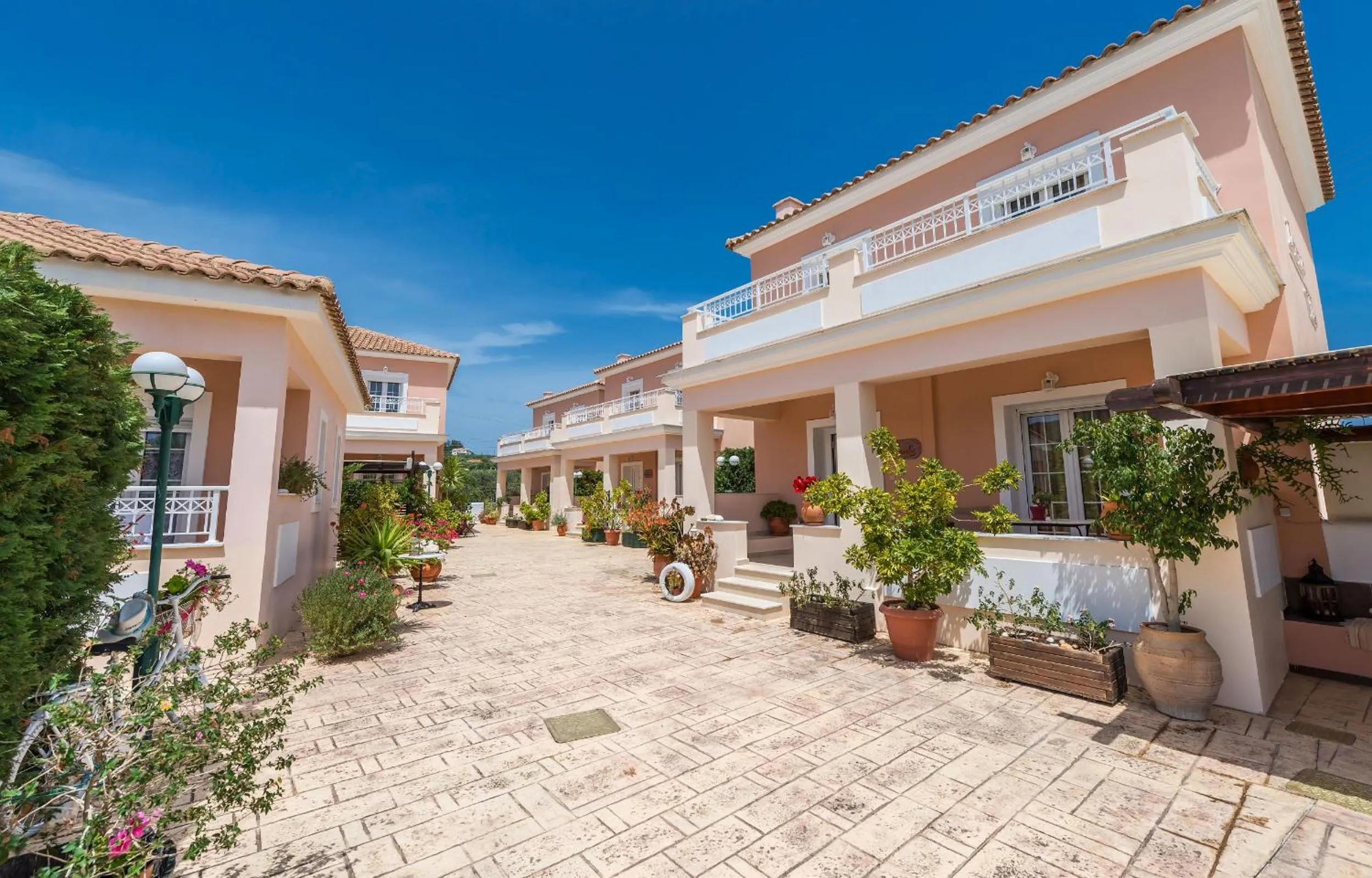 Area and facilities in Lorenzo Villas with Private Pool, 200m from the beach, by ZanteWize