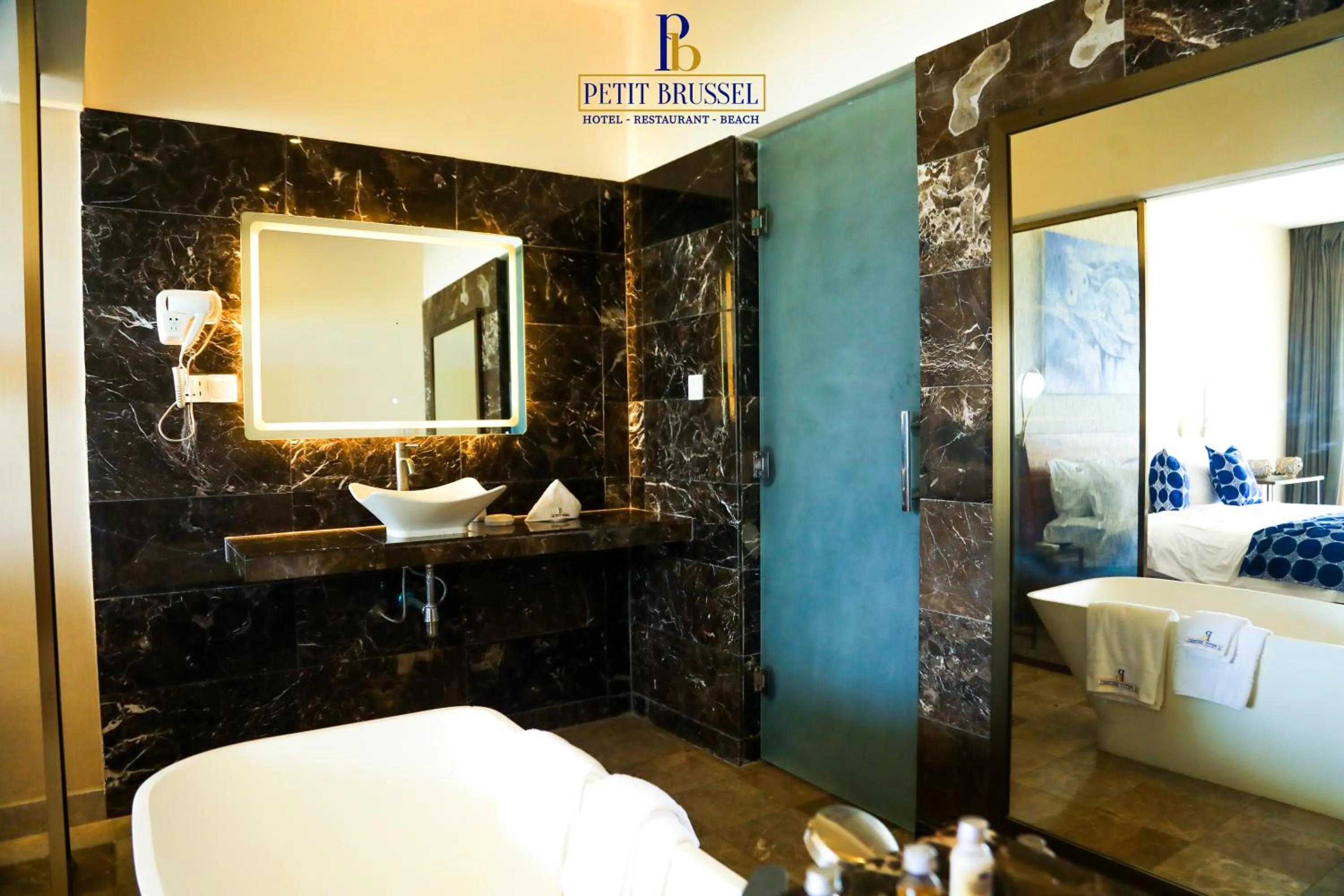 Bathroom, Bed in Hotel Petit Brussel