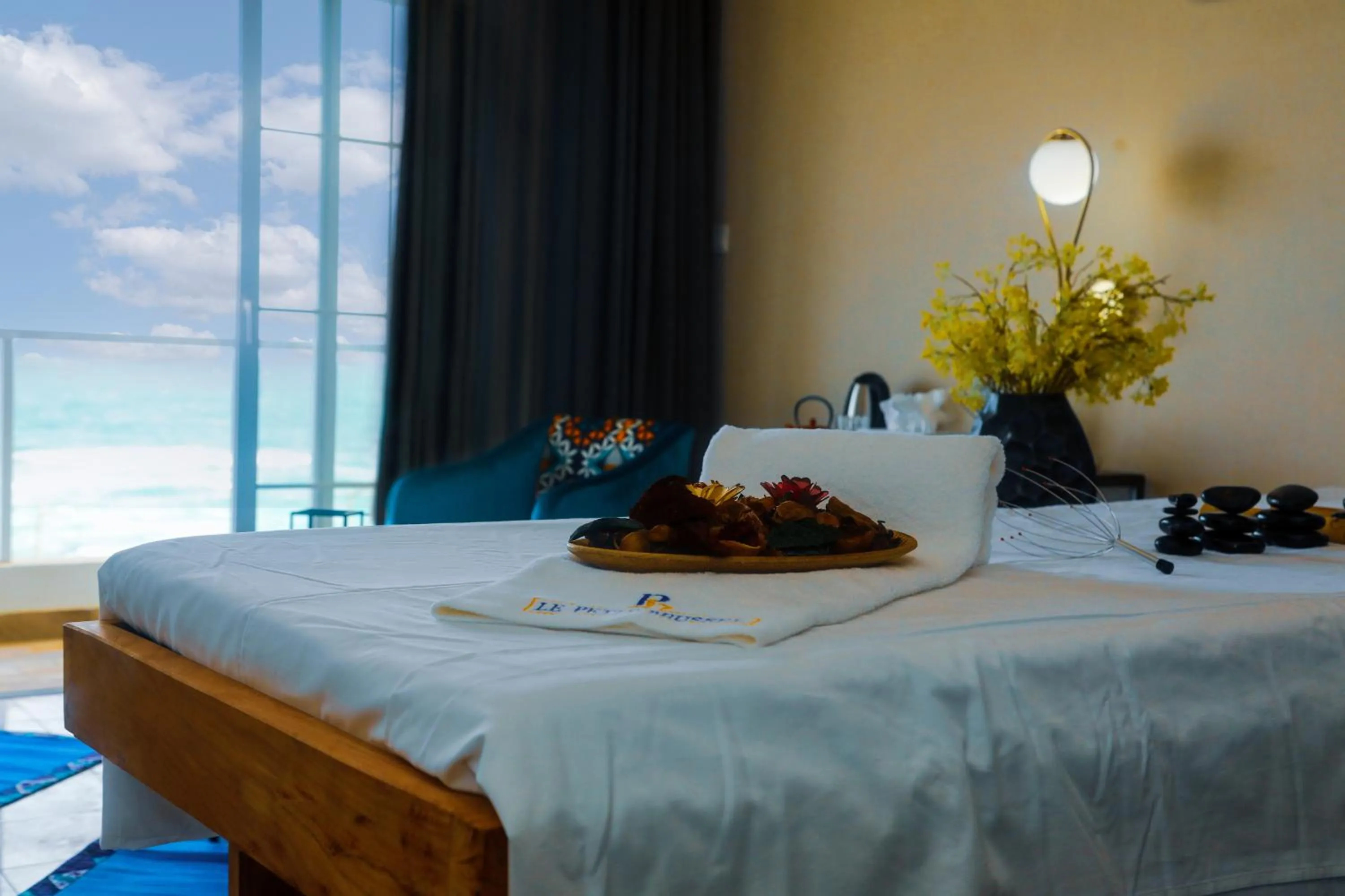 Sea view, Bed in Hotel Petit Brussel