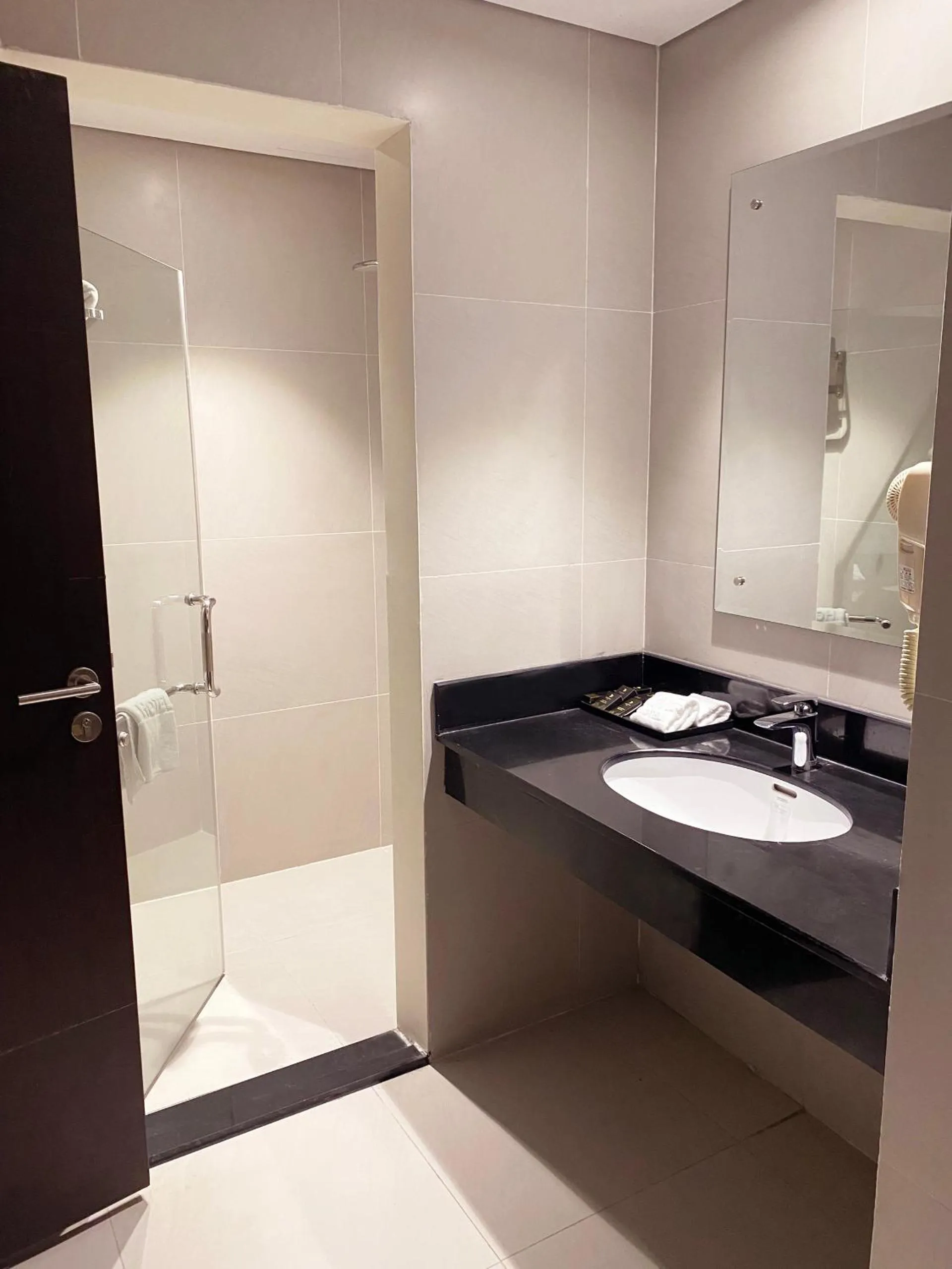 Shower in Dai Viet Hotel