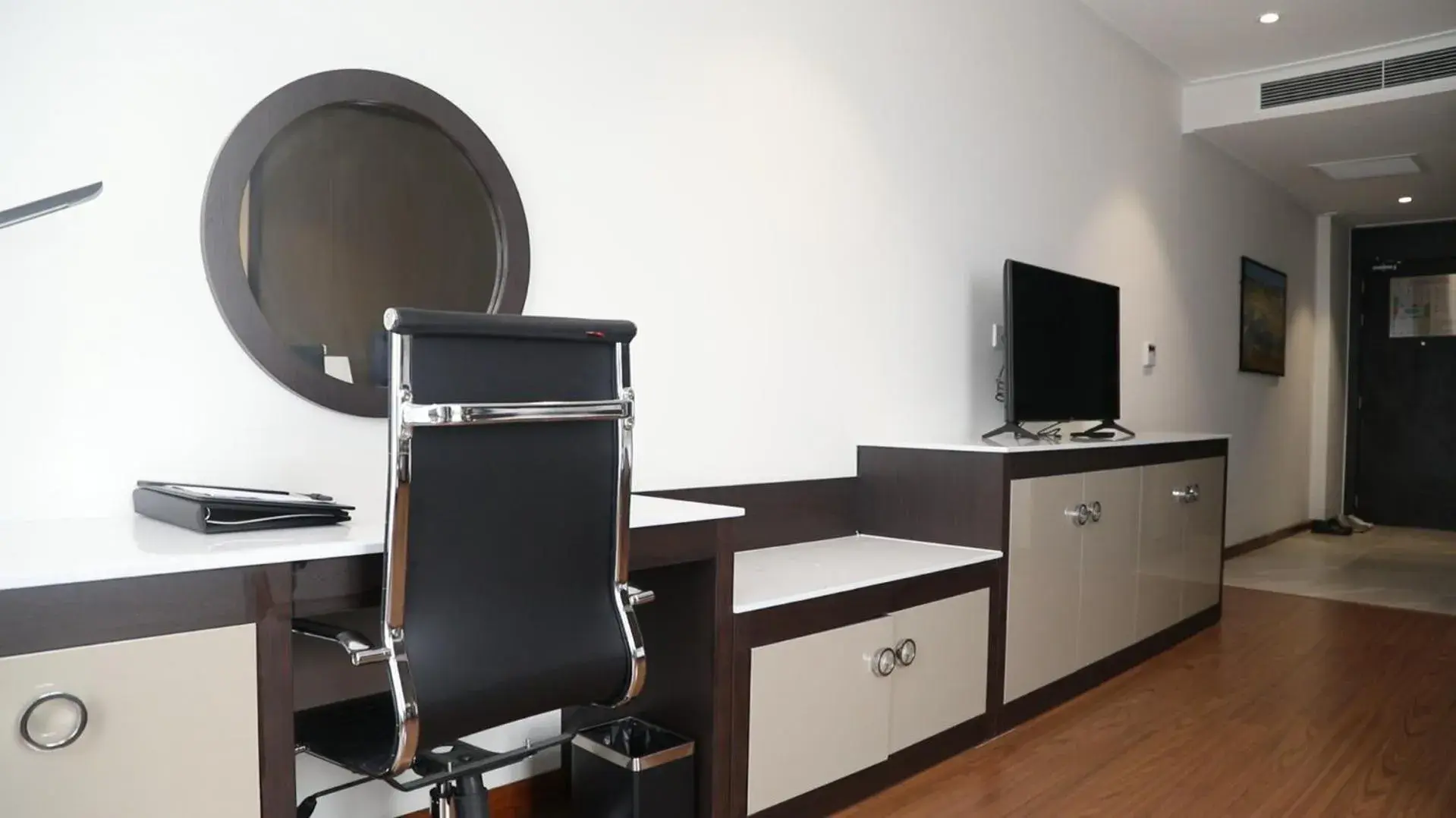 Deluxe King Room in Dai Viet Hotel Deluxe King Room in Dai Viet Hotel