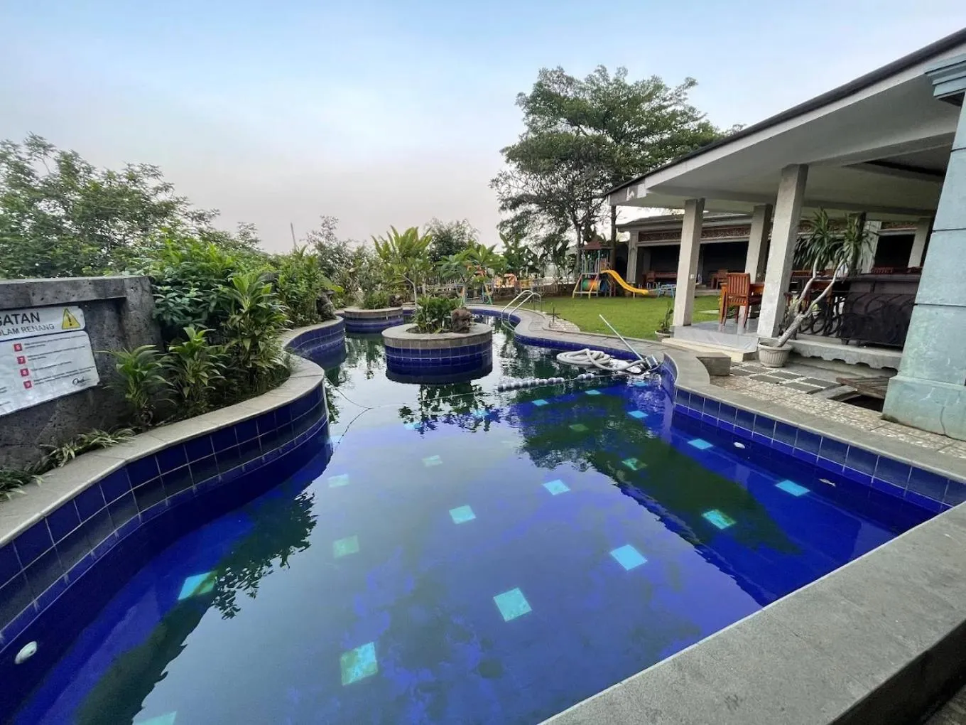 Swimming pool in Onih Hotel