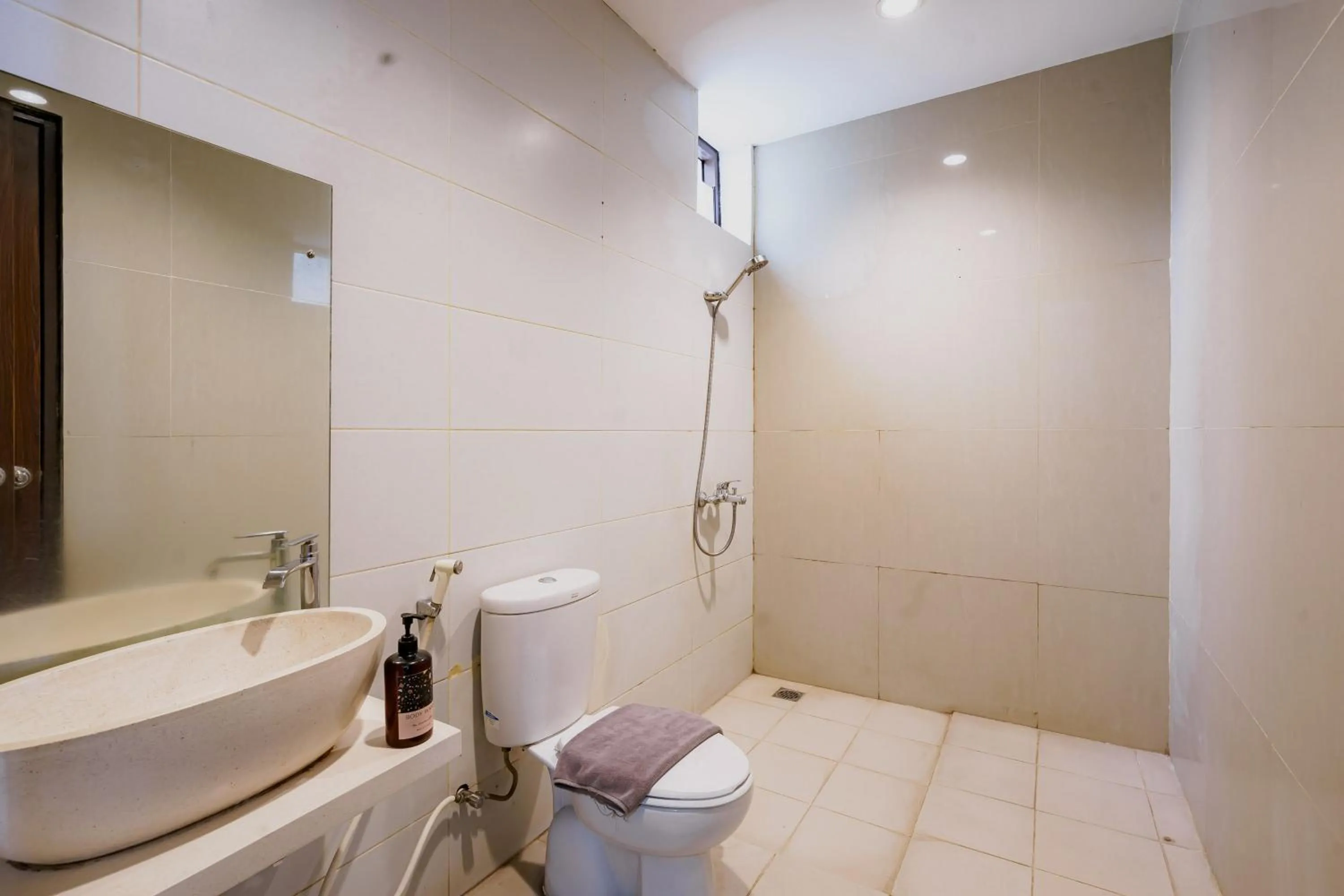 Bathroom in Sans Vibes Jasmine Suite TB Simatupang