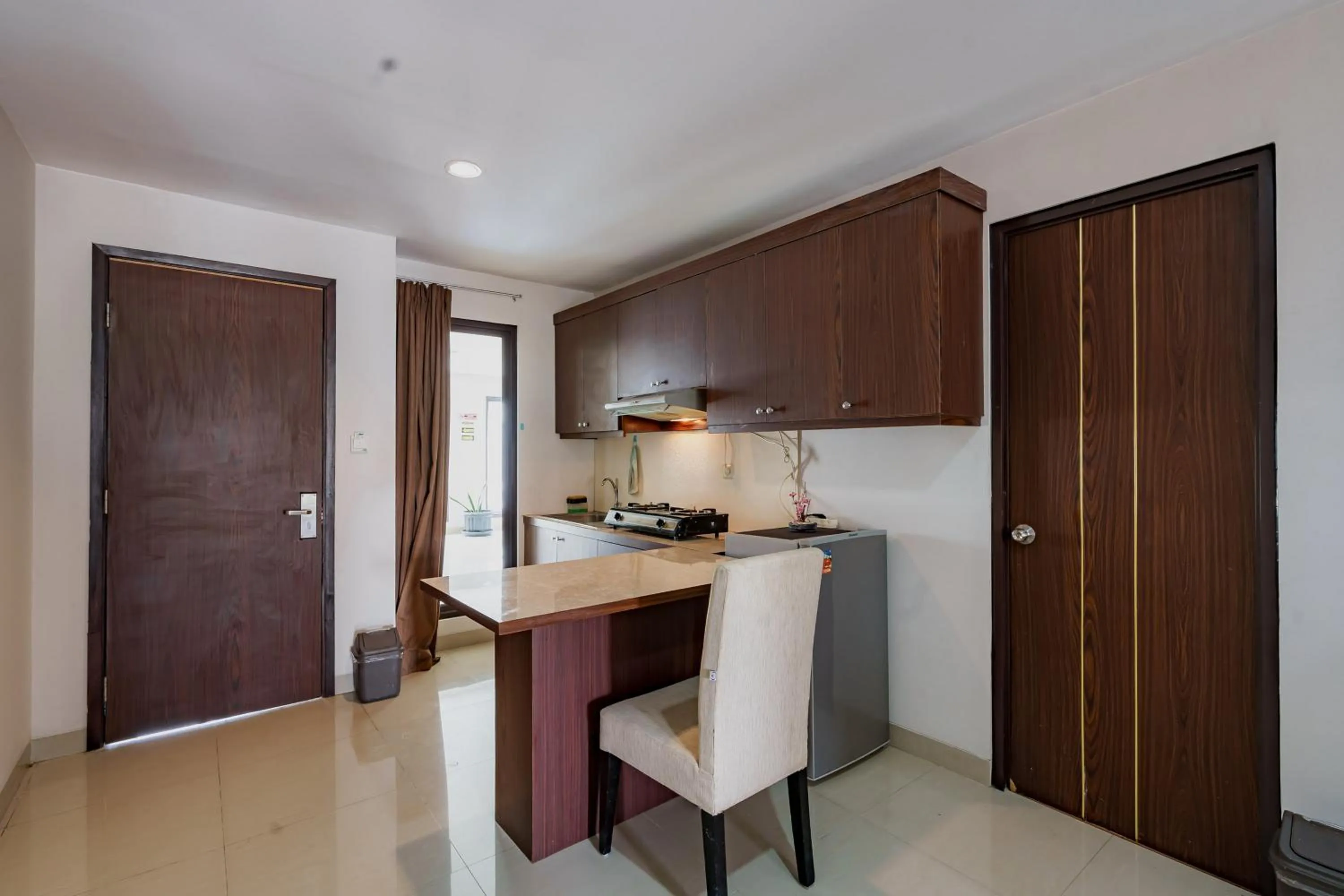 Kitchen or kitchenette in Sans Vibes Jasmine Suite TB Simatupang