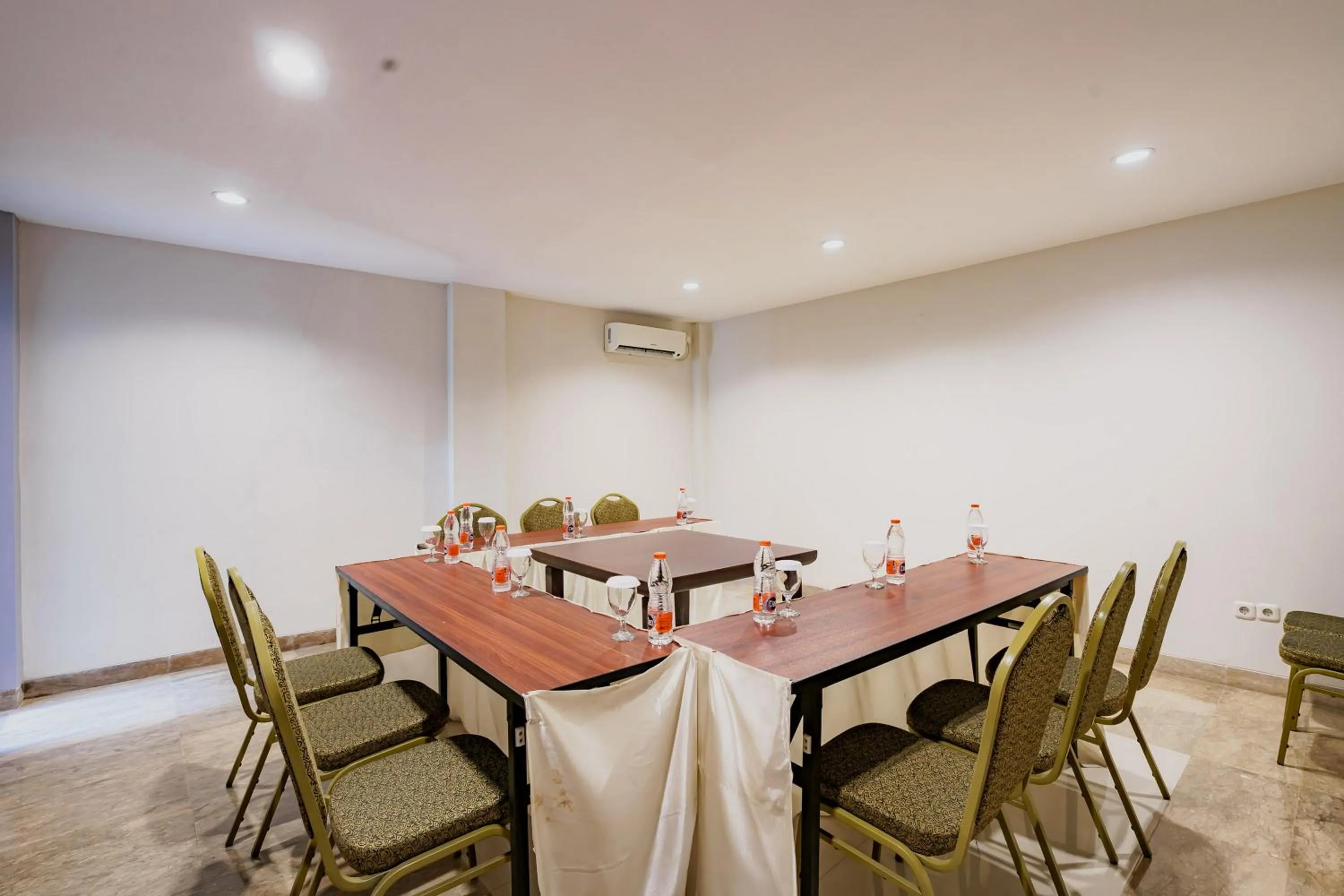 Meeting/conference room in Sans Vibes Jasmine Suite TB Simatupang