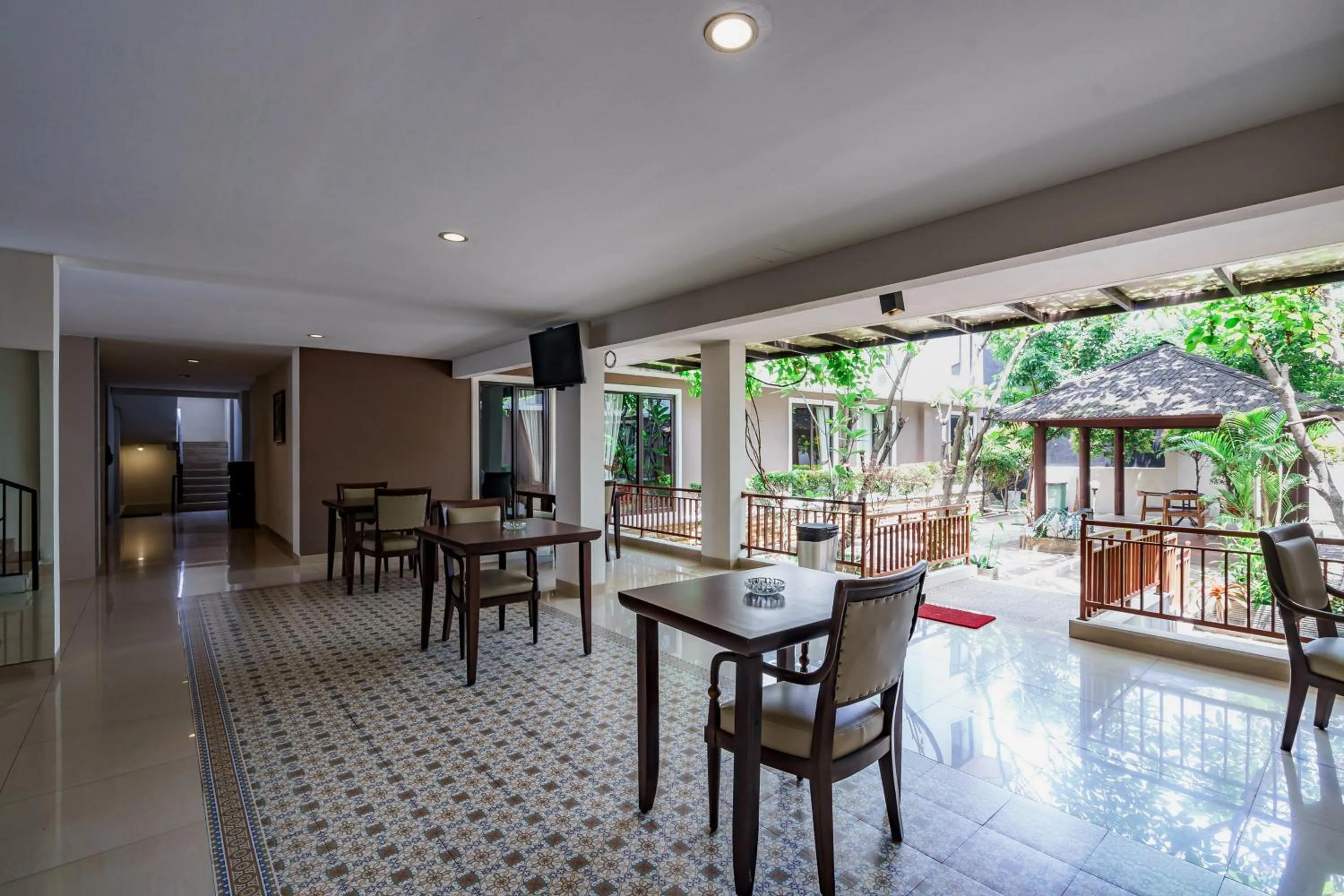 Seating area in Sans Vibes Jasmine Suite TB Simatupang