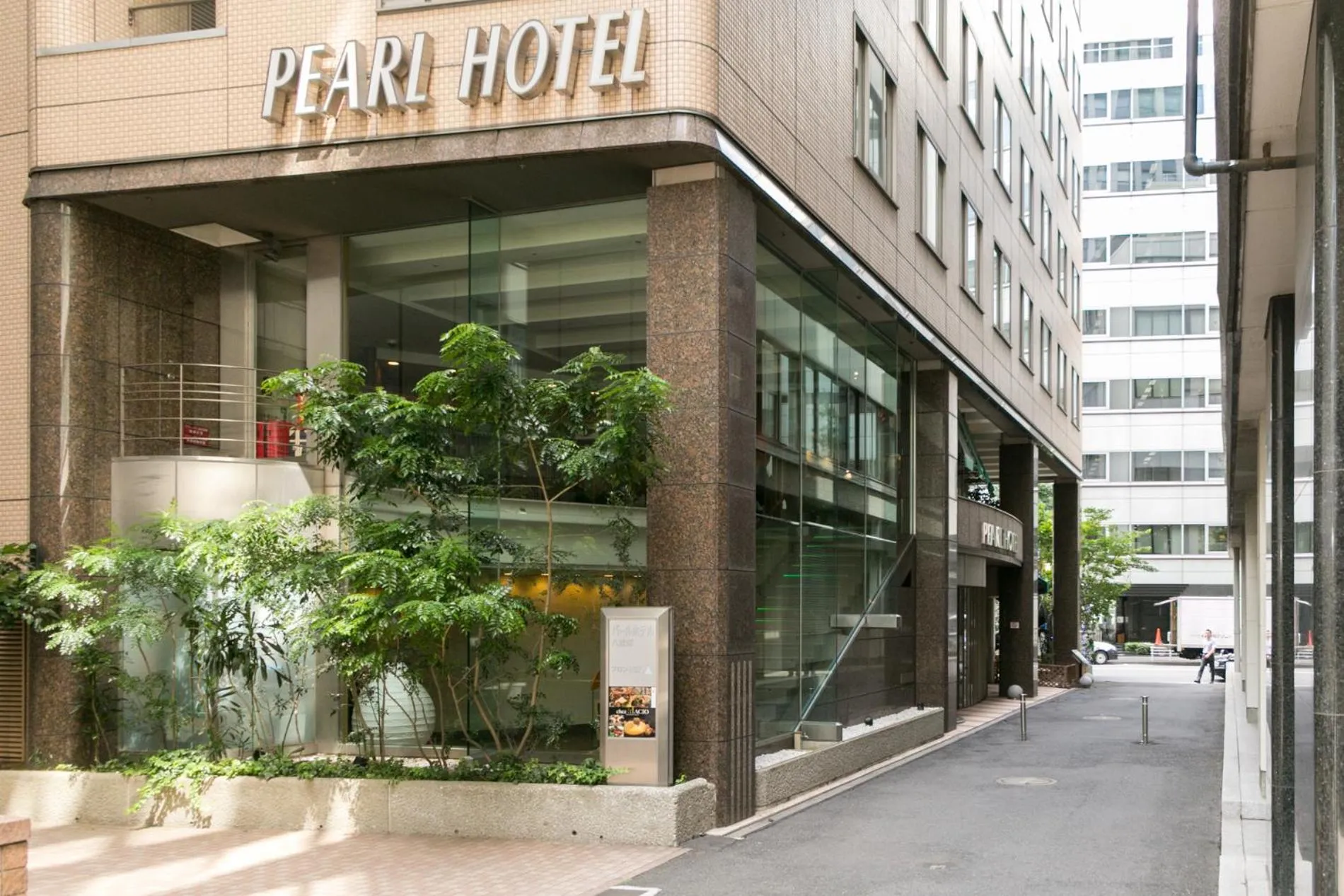 Facade/entrance in Pearl Hotel Yaesu