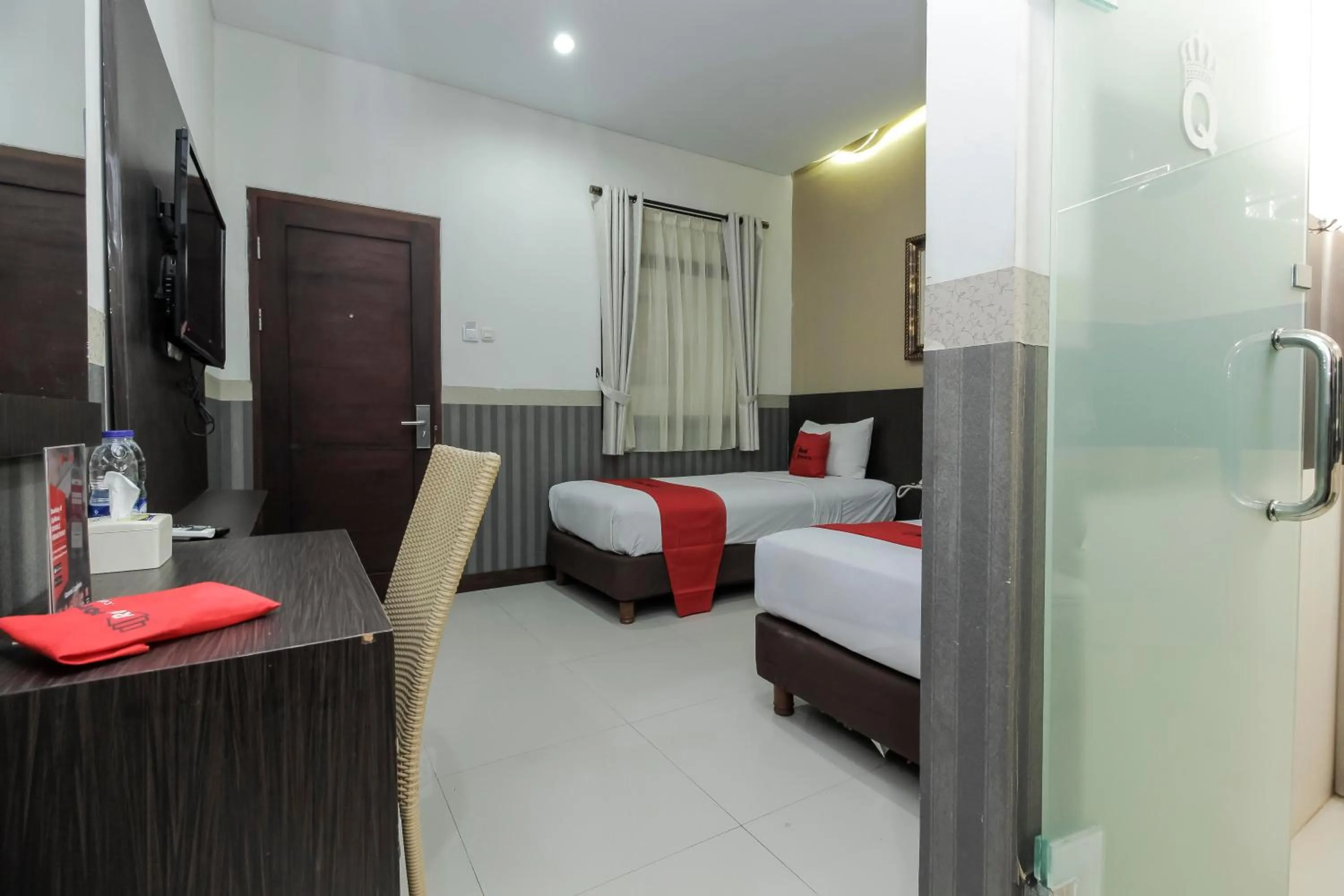 Bedroom, Bed in RedDoorz Plus @ Tuparev Cirebon