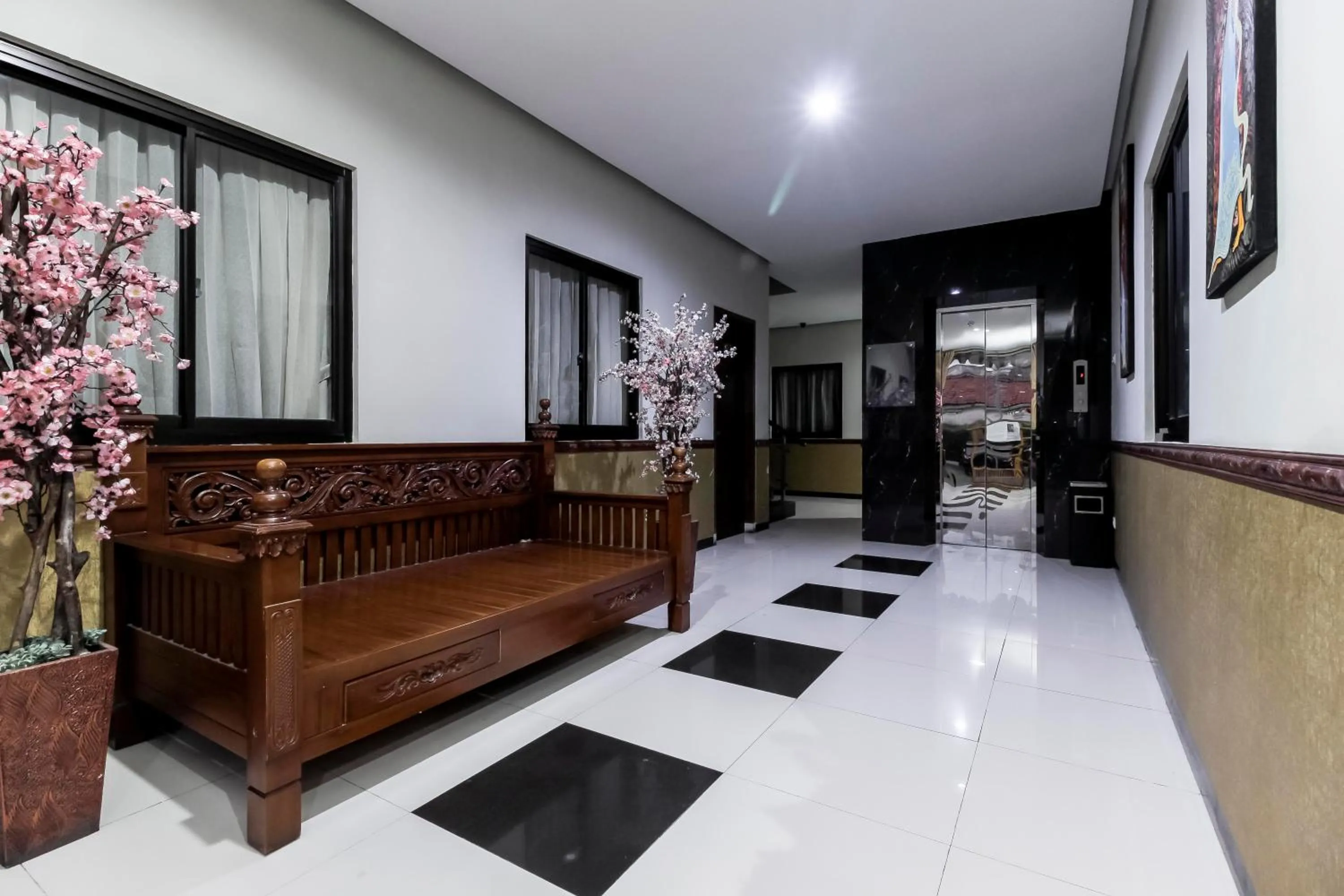 Lobby or reception in RedDoorz Plus @ Tuparev Cirebon