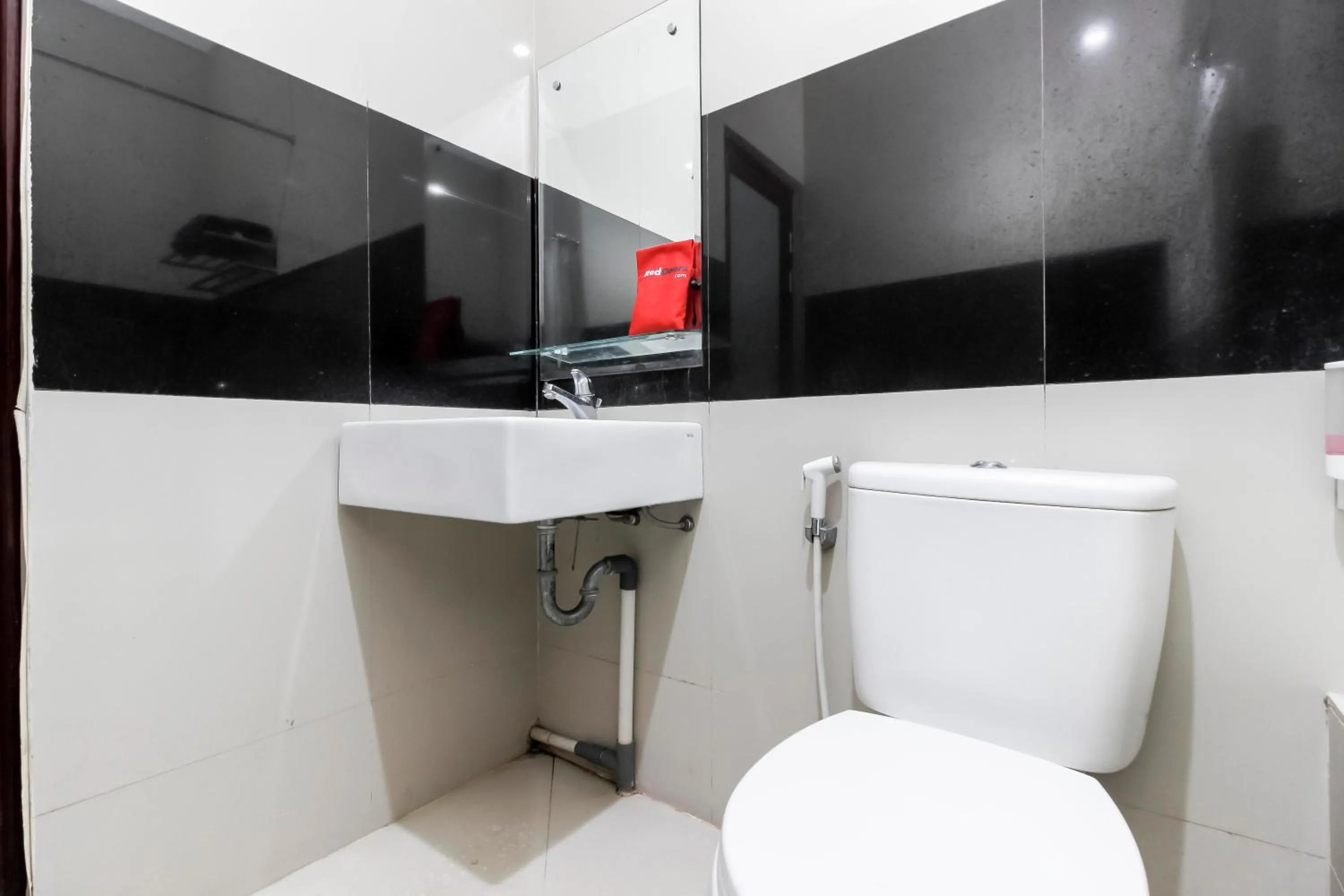 Bathroom in RedDoorz Plus @ Tuparev Cirebon
