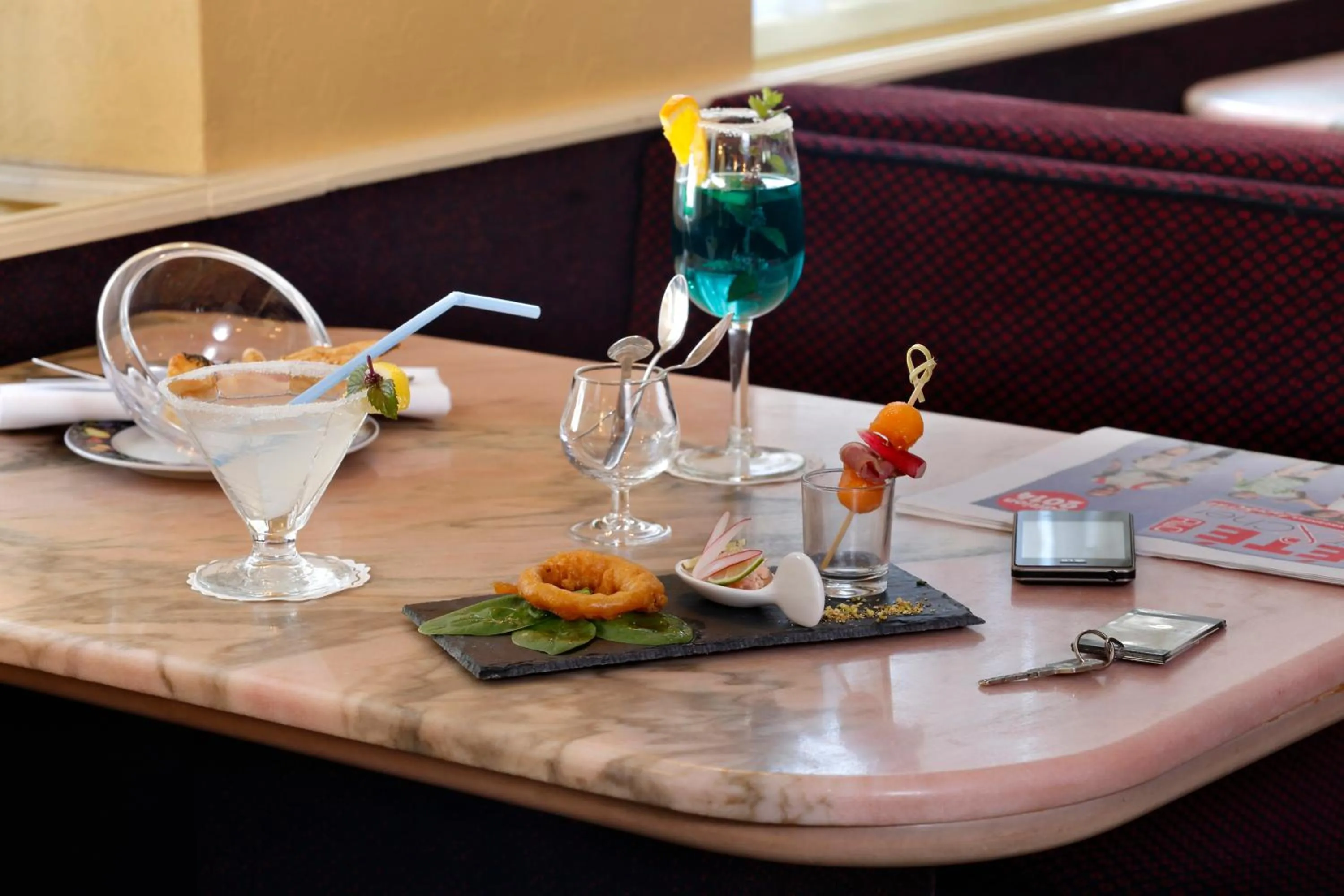 Lounge or bar in Contact Hôtel de France Contres-Beauval-Cheverny