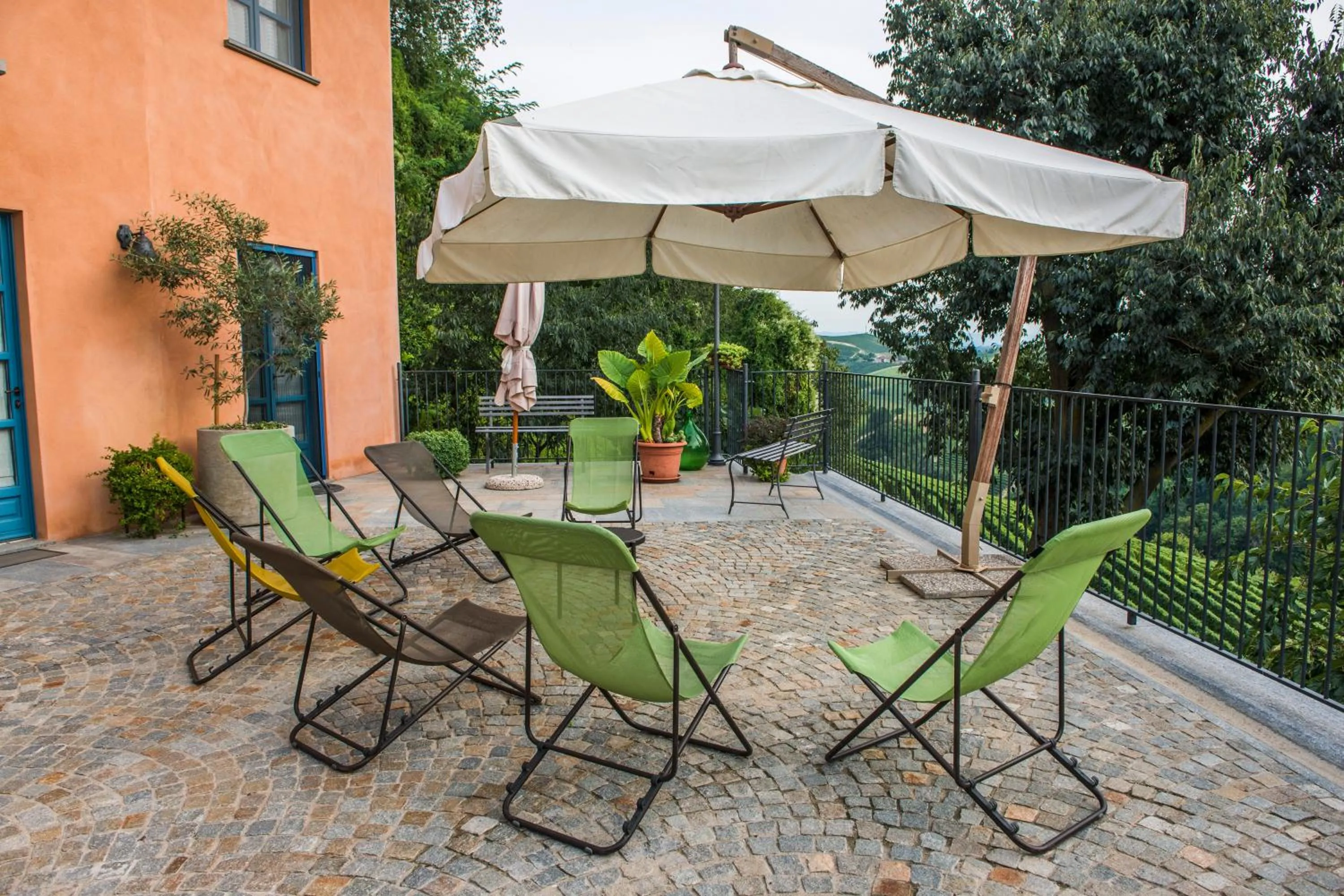 Inner courtyard view in Albergo Ristorante Garibaldi