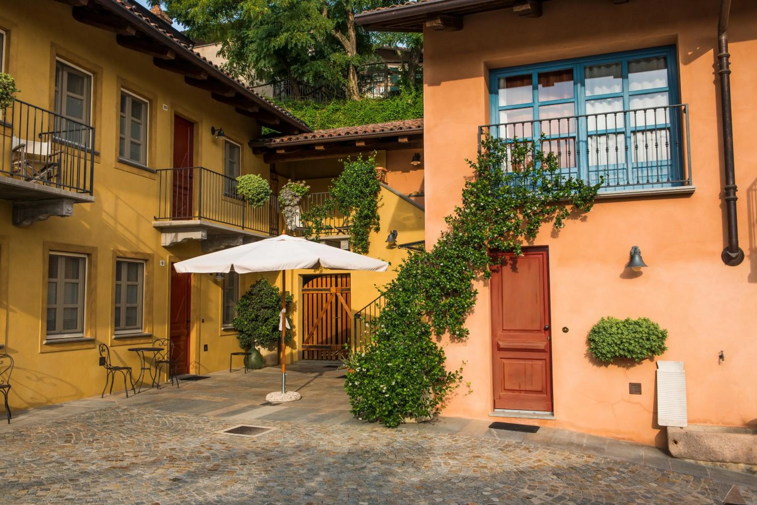 Inner courtyard view in Albergo Ristorante Garibaldi