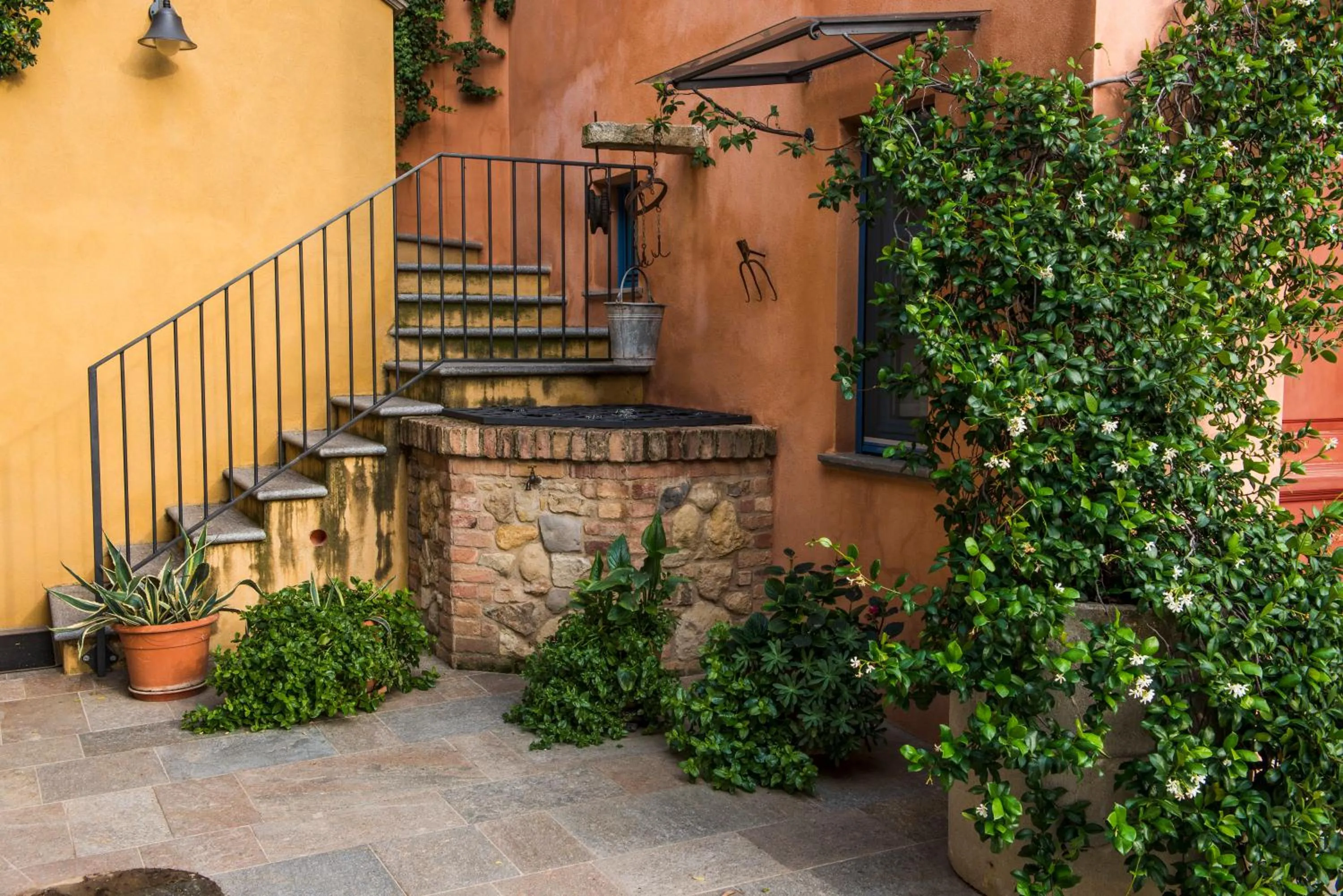 Inner courtyard view in Albergo Ristorante Garibaldi