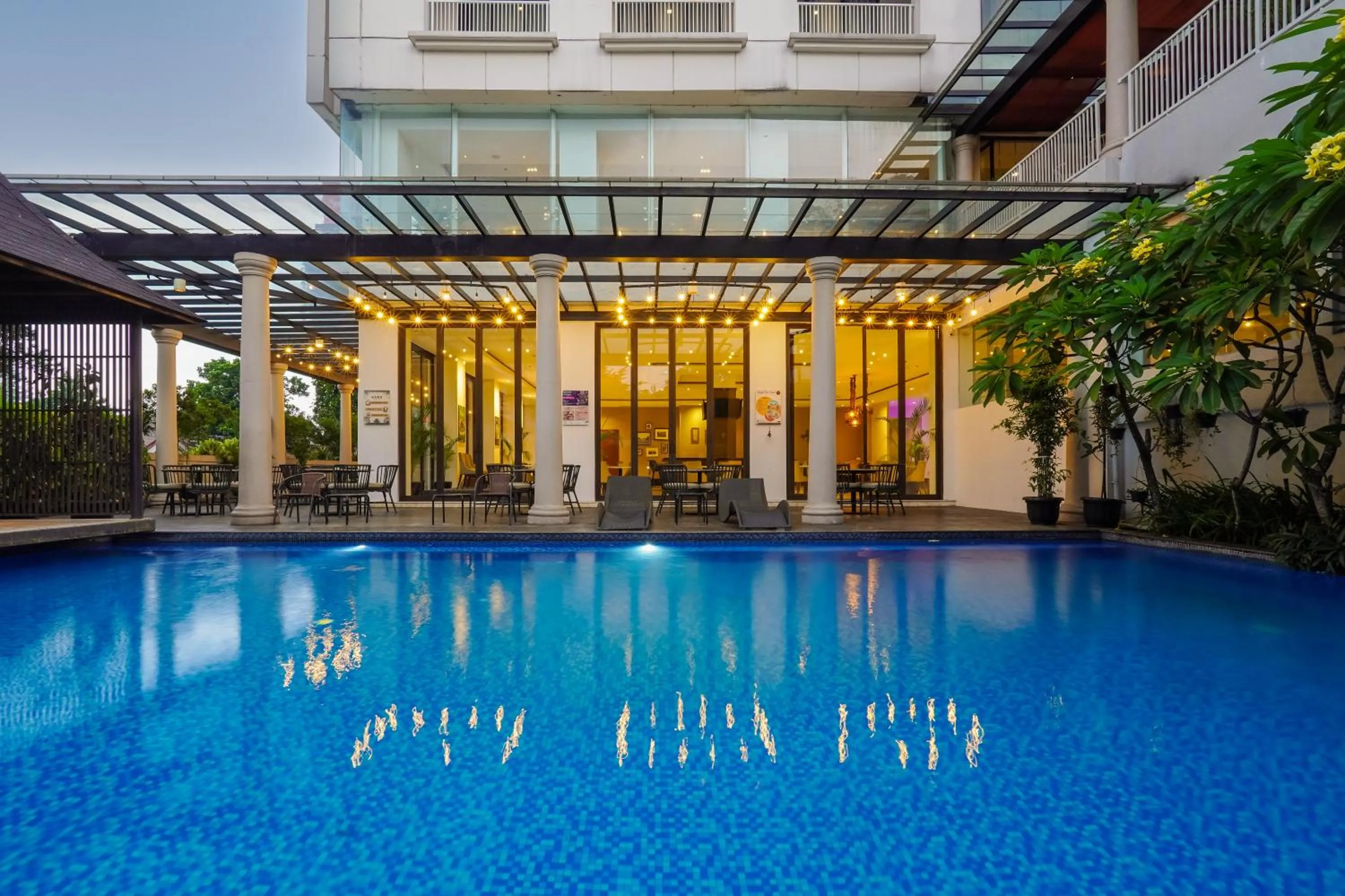 Swimming pool in Royal Padjadjaran Hotel