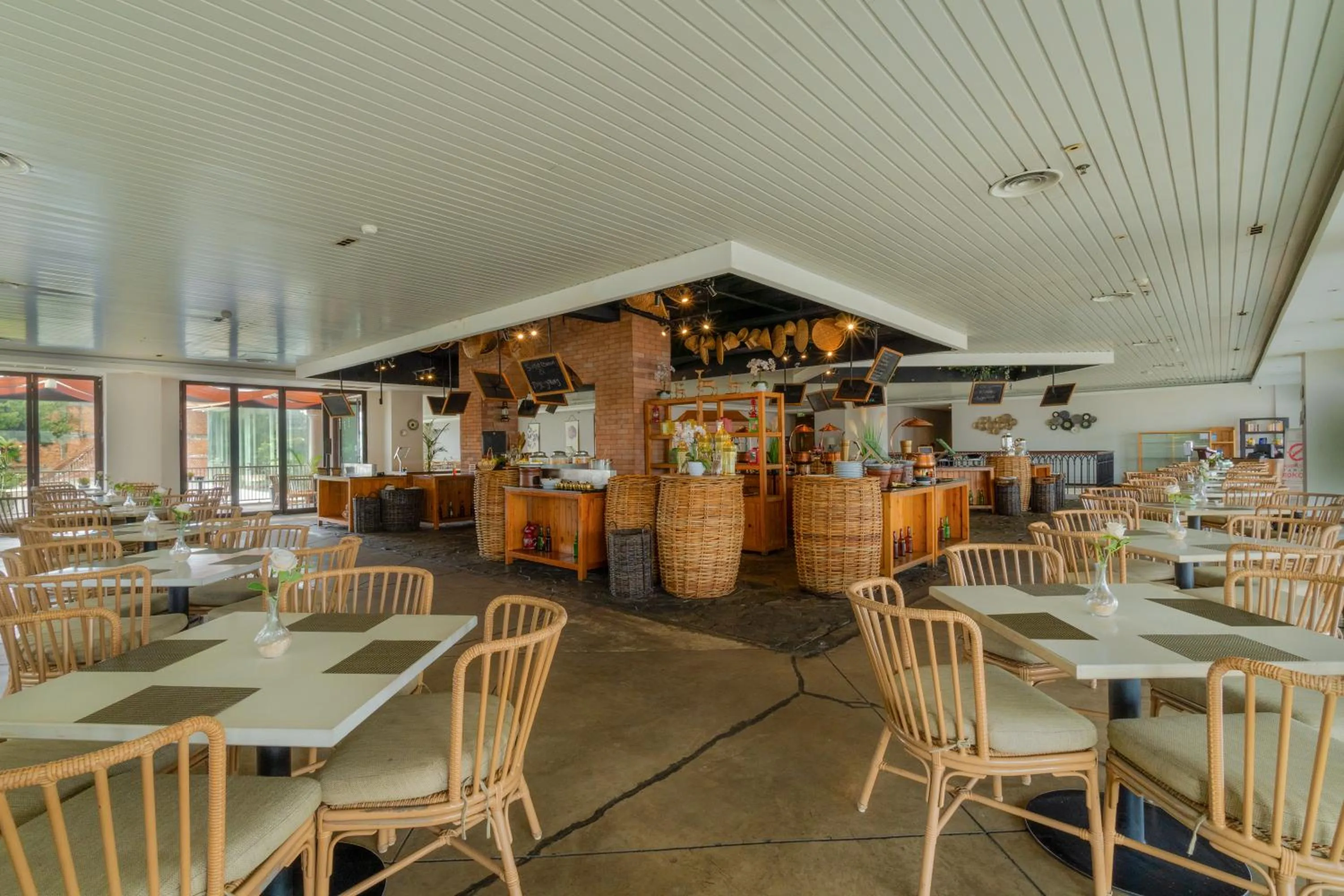 Restaurant/places to eat in Royal Padjadjaran Hotel