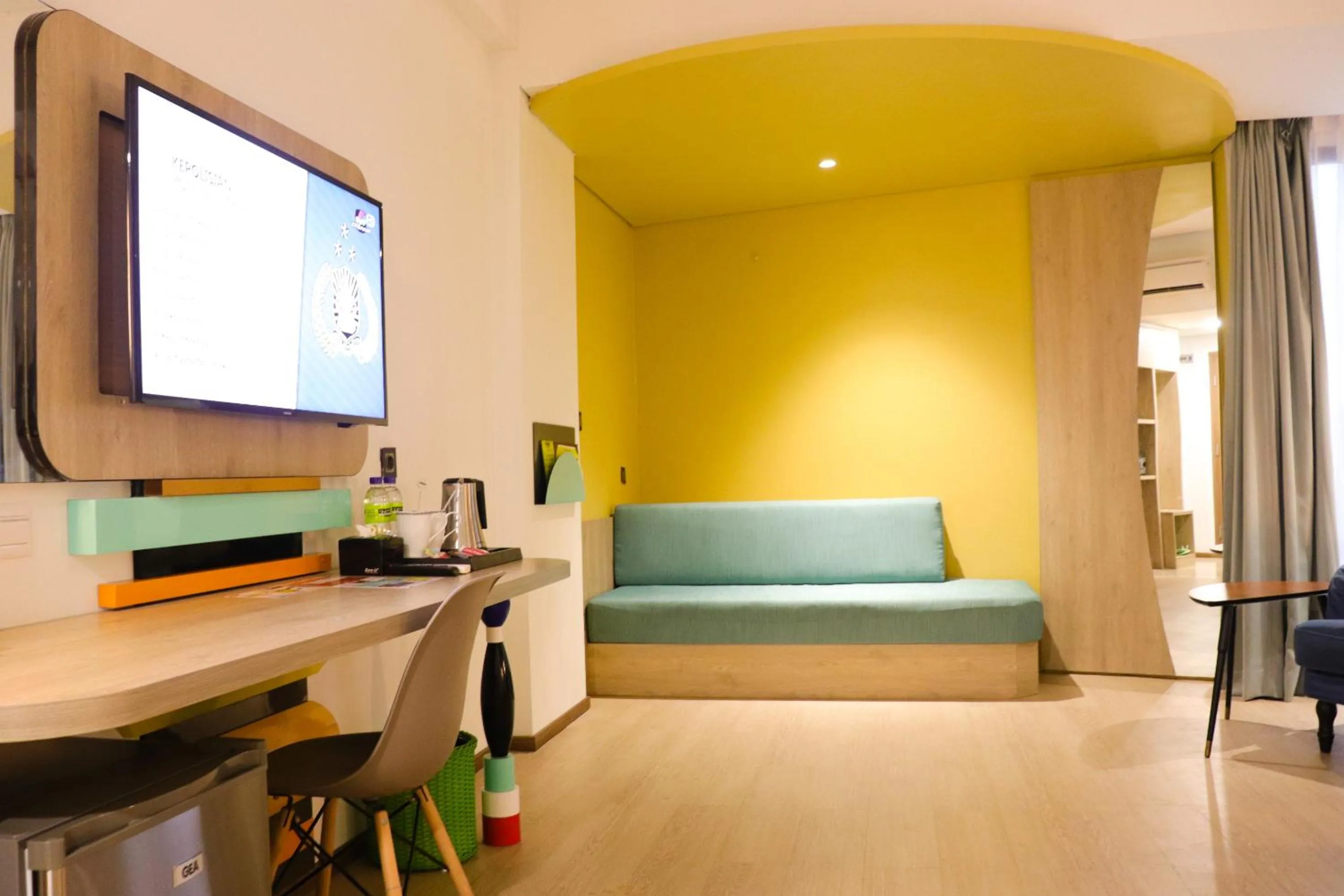 Seating area, Bed in MaxOneHotels @Balikpapan