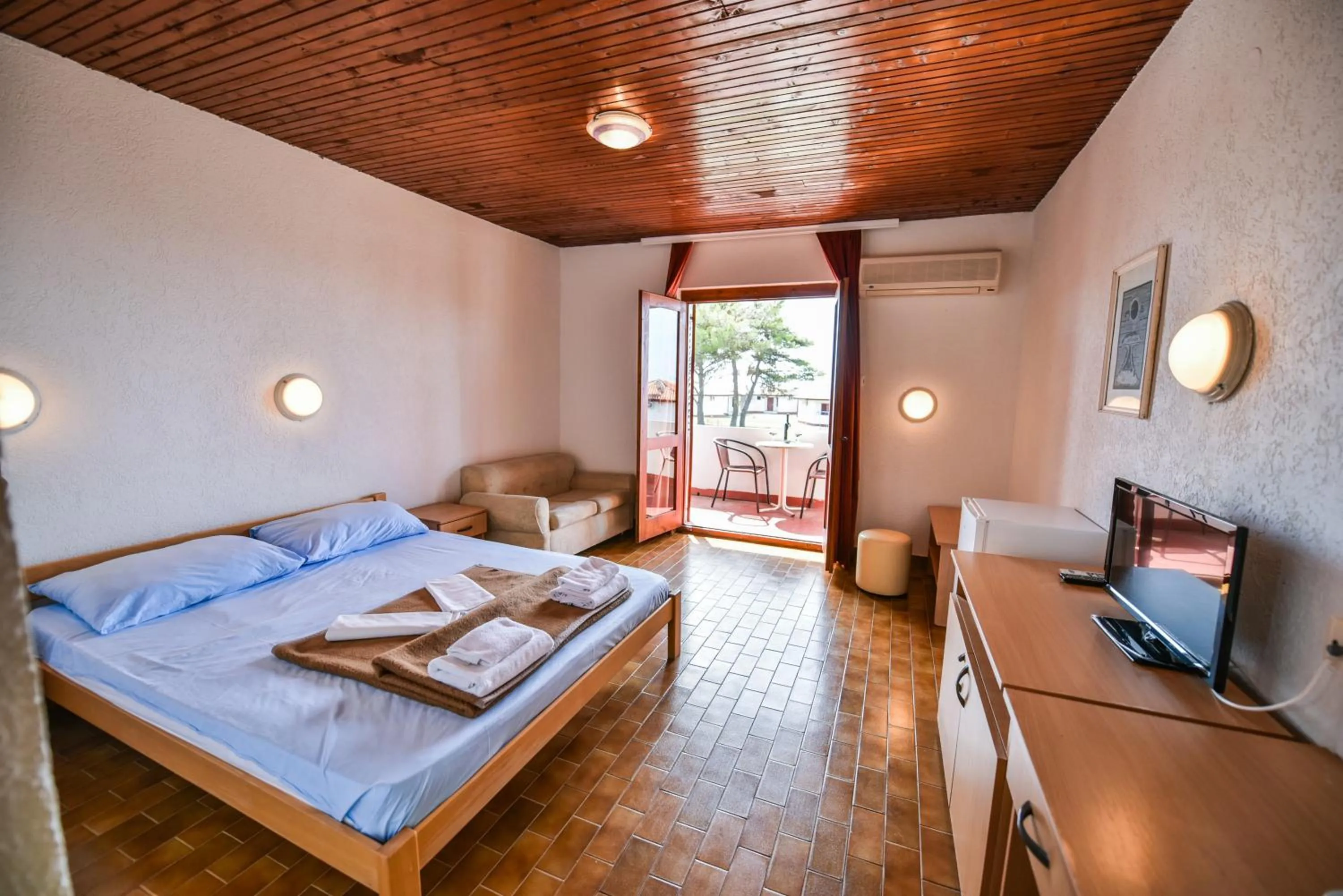 Photo of the whole room, Bed in FKK Ada Bojana