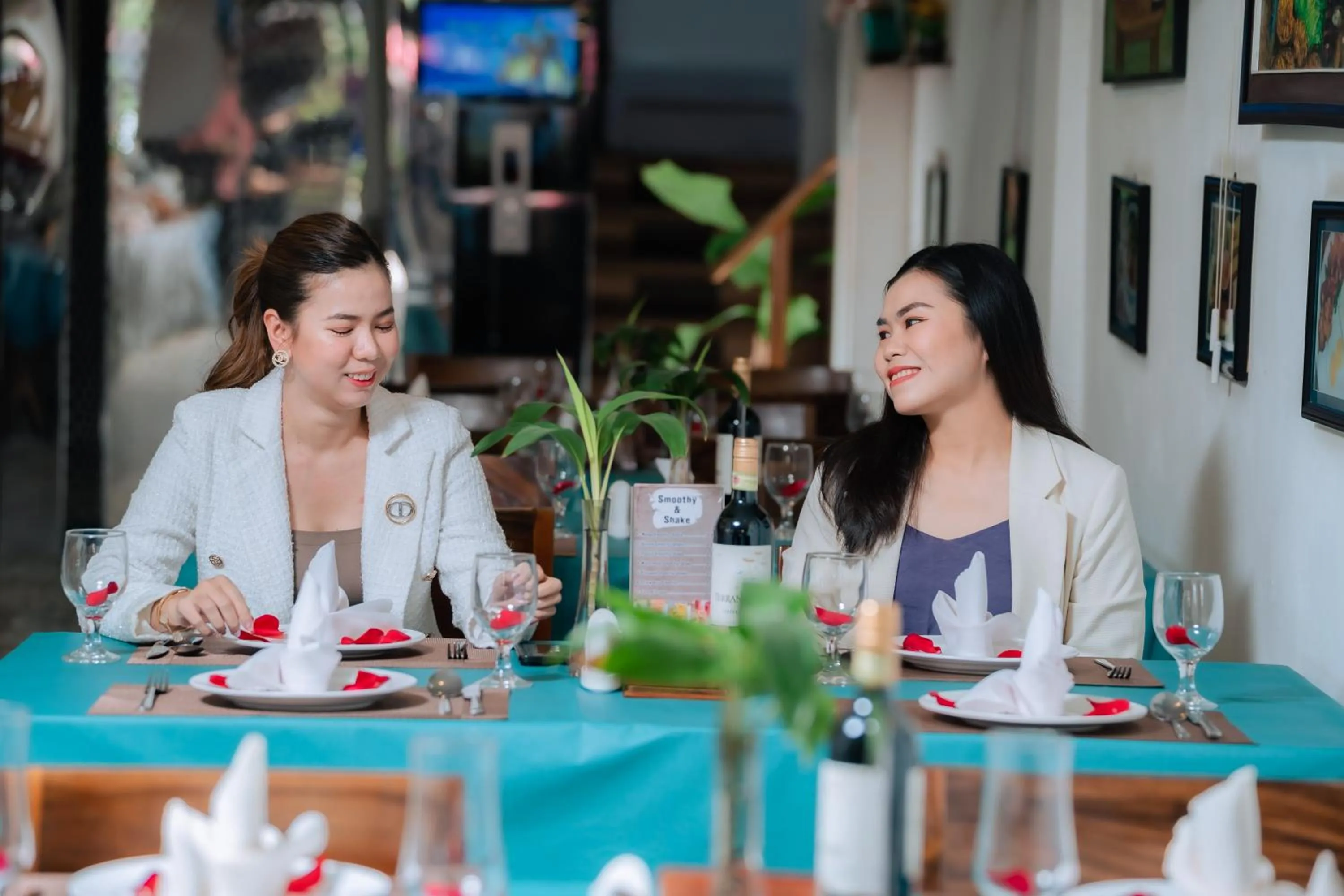 Restaurant/places to eat in Grand Elevation Hotel