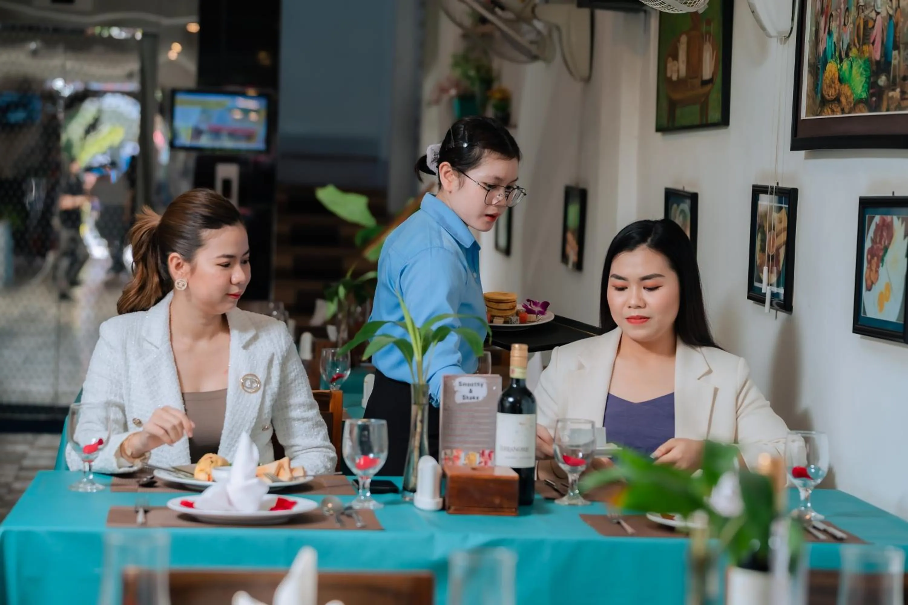 Restaurant/places to eat in Grand Elevation Hotel