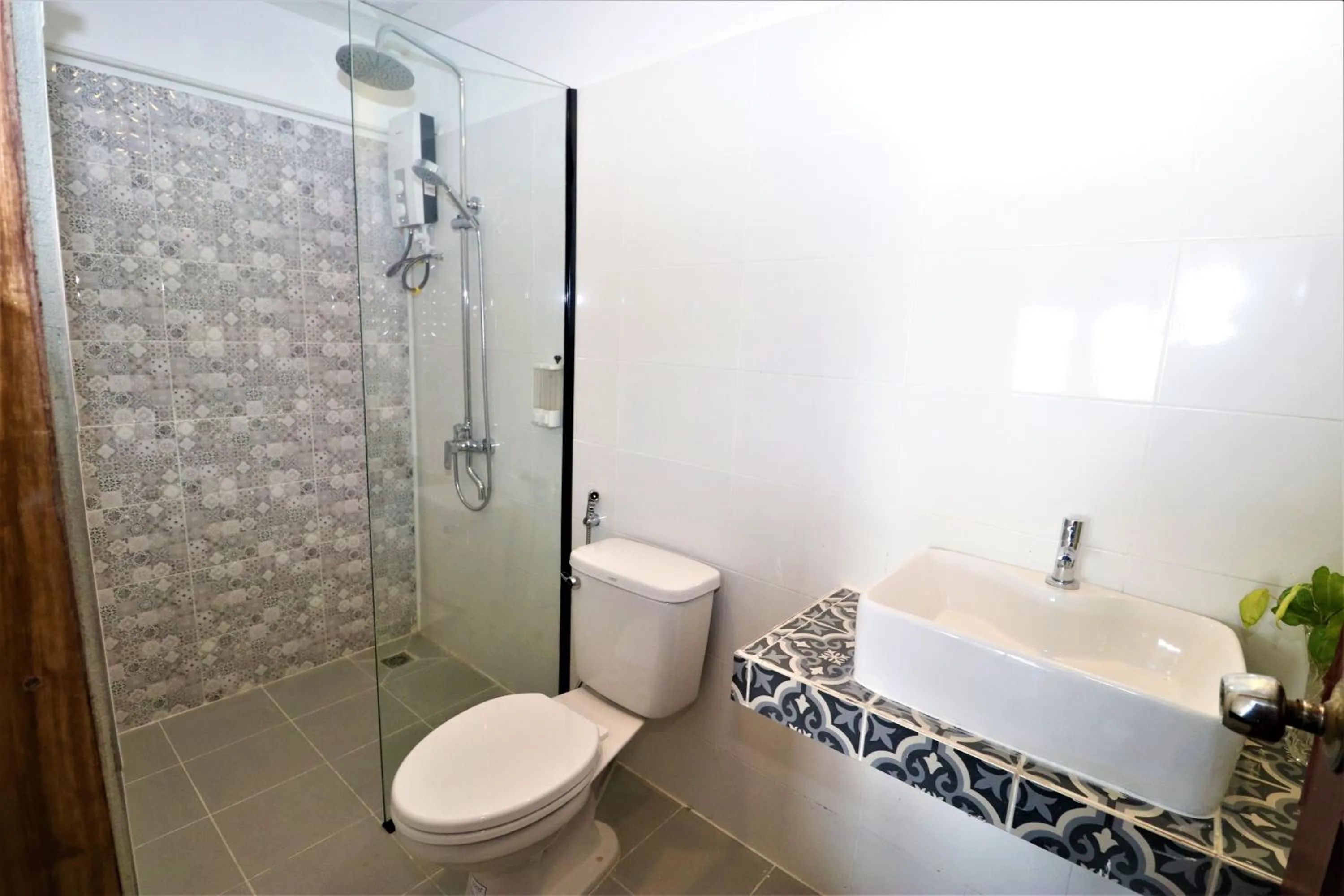 Coffee/tea facilities in Grand Elevation Hotel