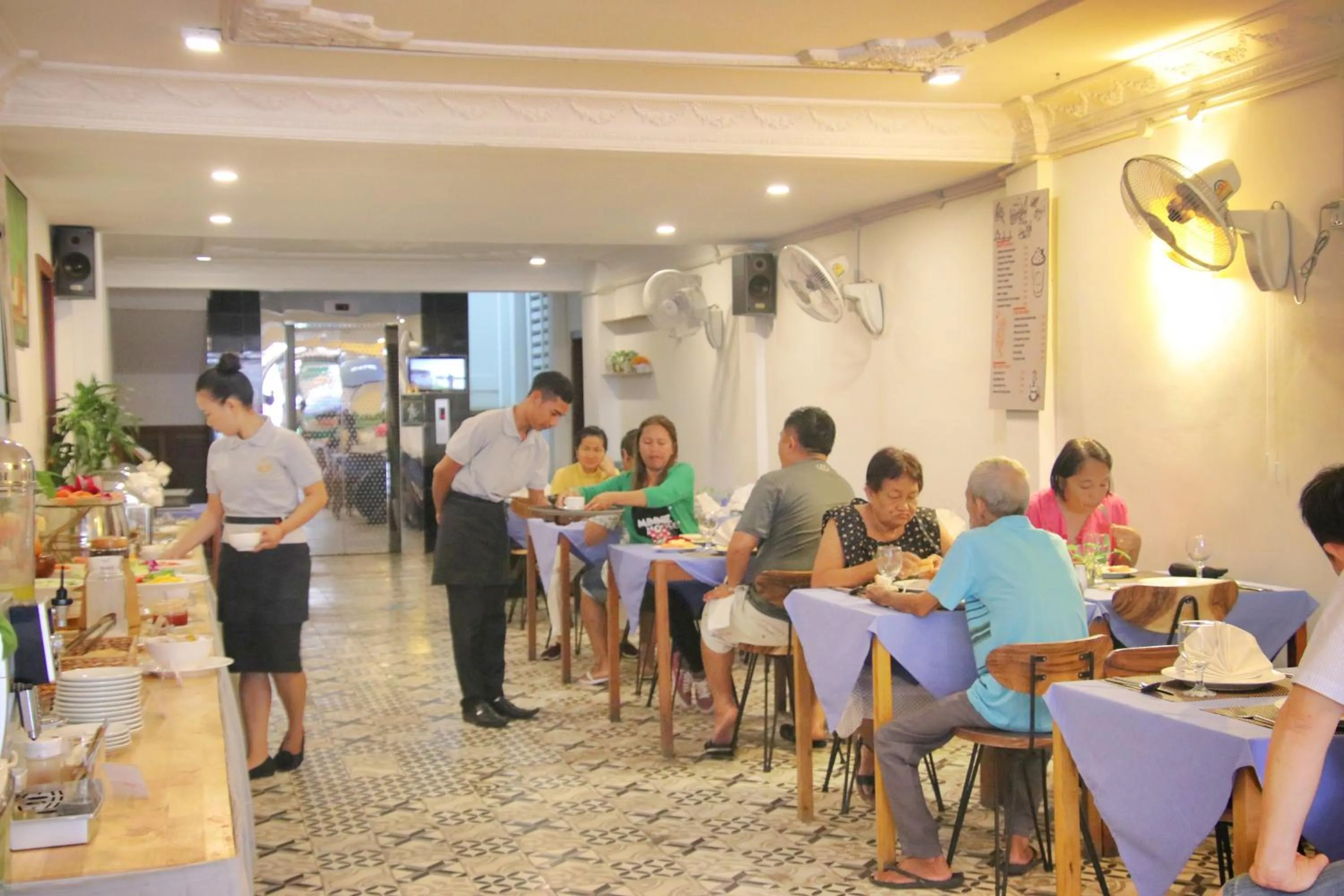 Restaurant/places to eat in Grand Elevation Hotel