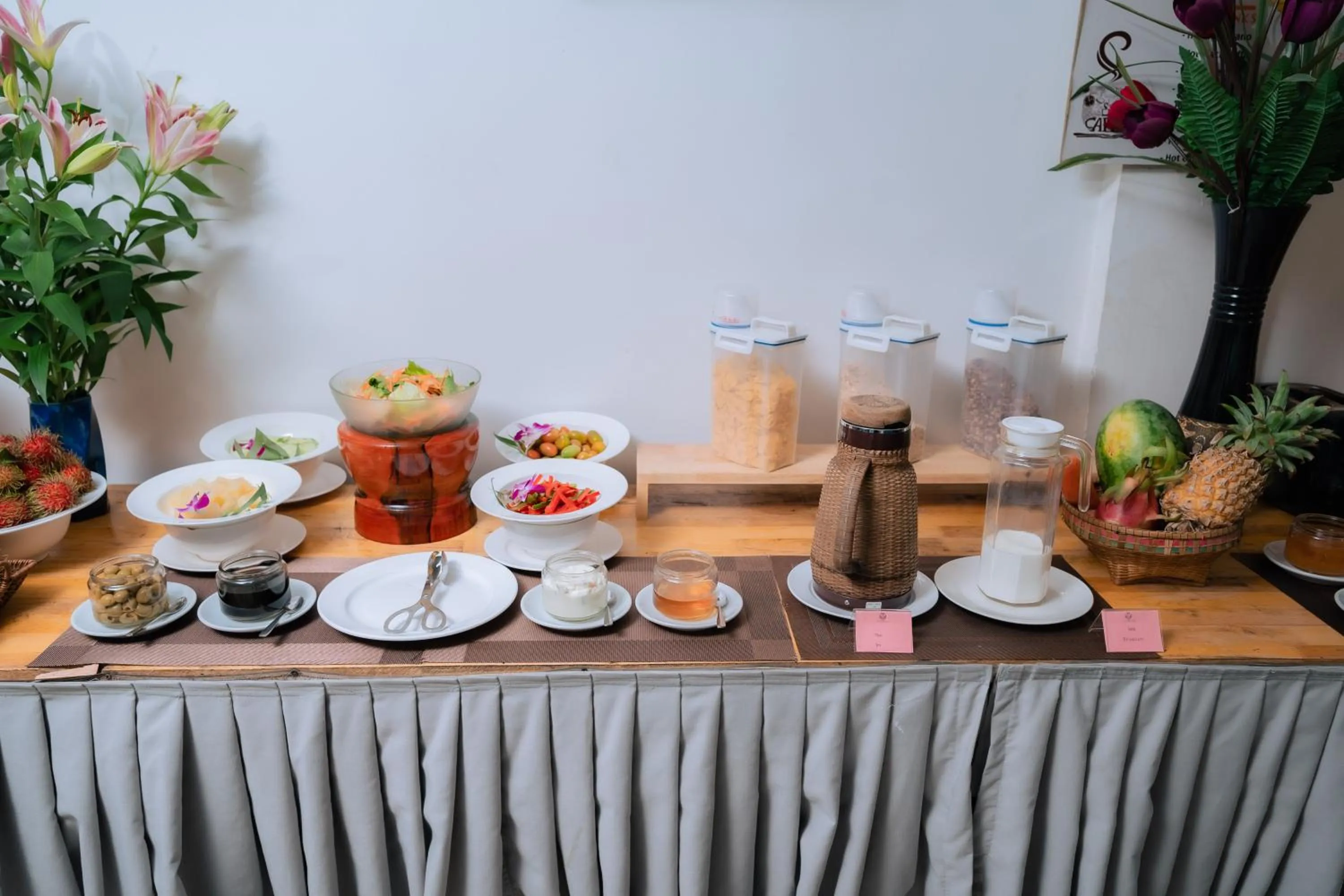 Restaurant/places to eat in Grand Elevation Hotel