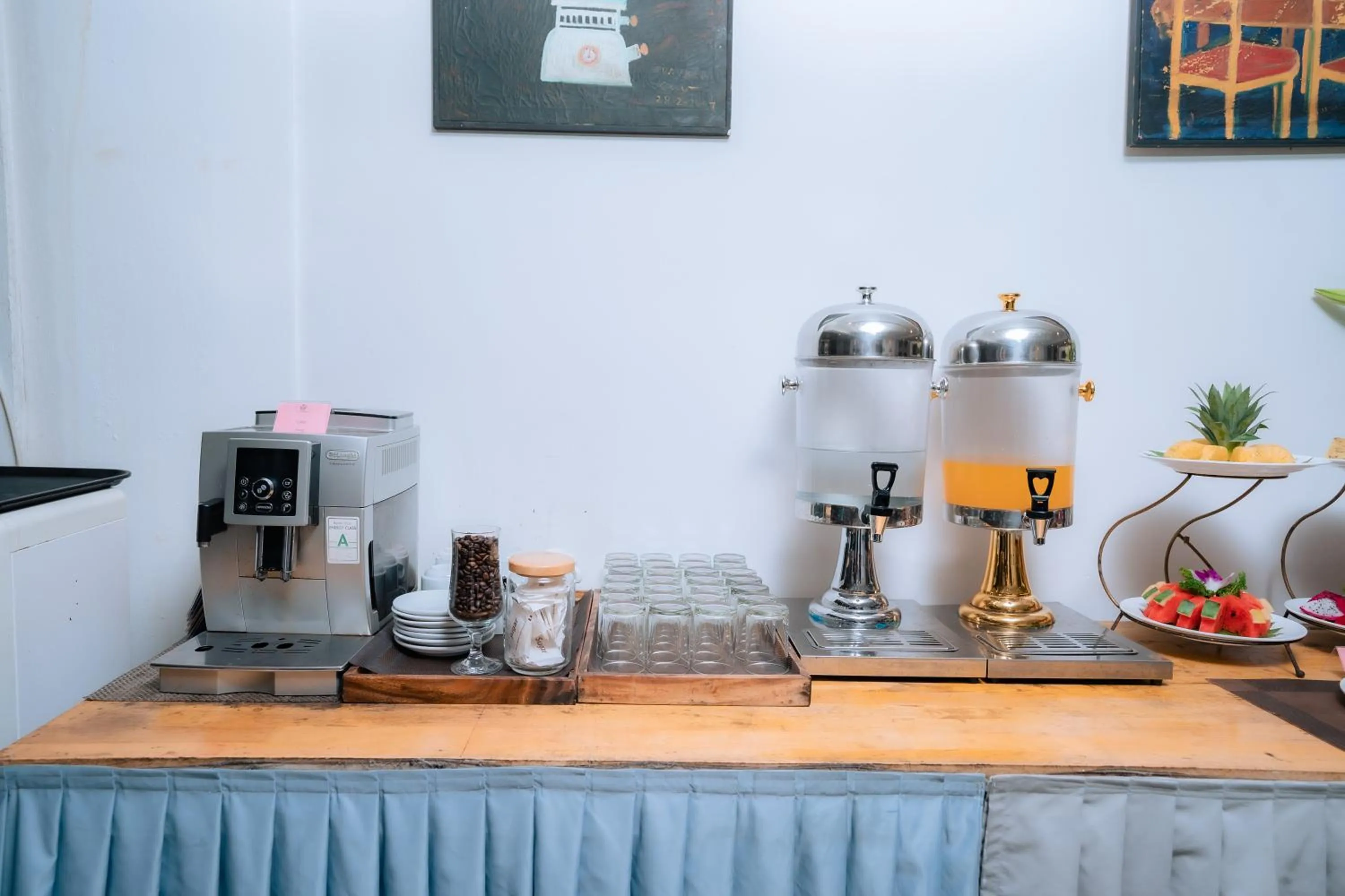 Restaurant/places to eat in Grand Elevation Hotel