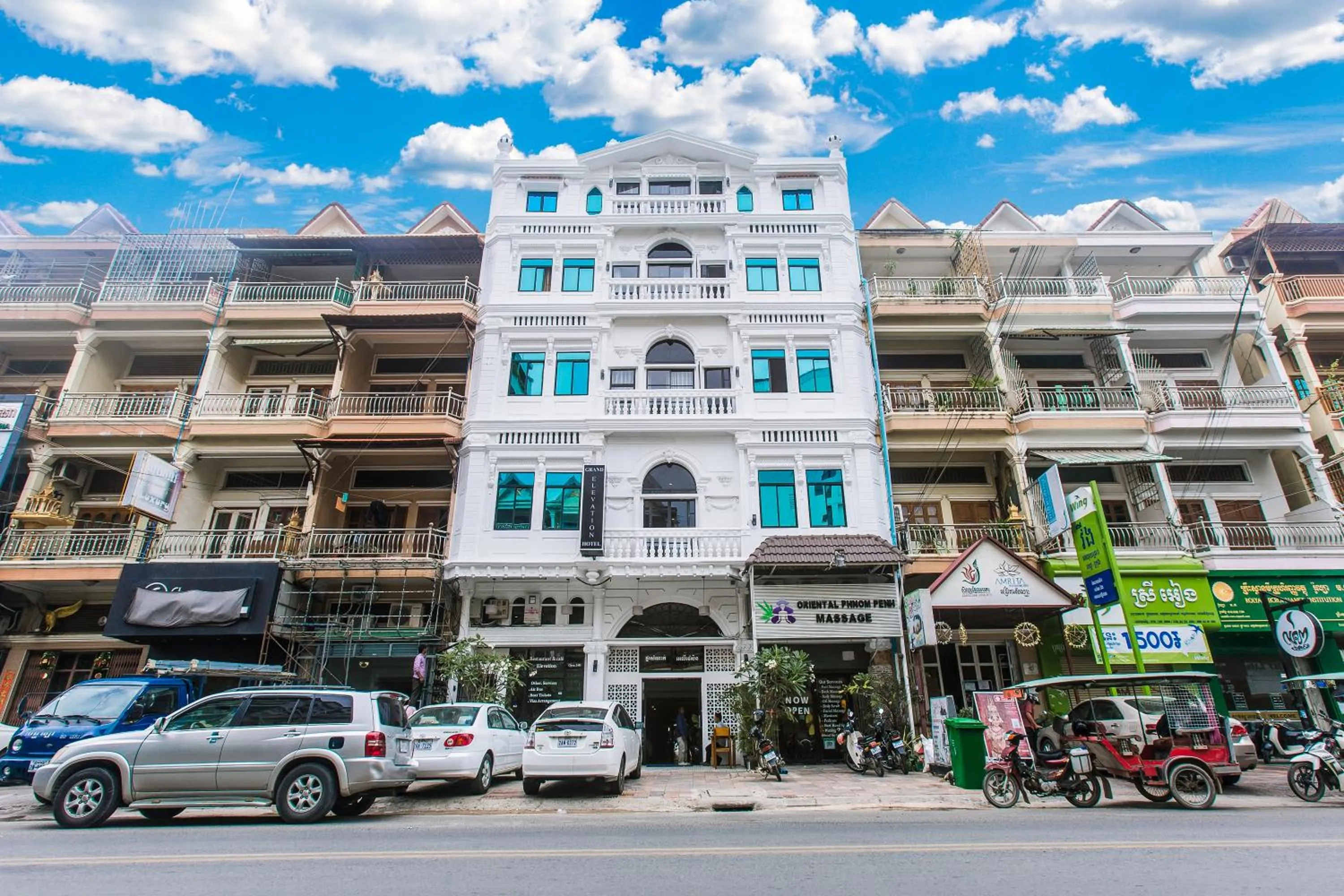 Facade/entrance in Grand Elevation Hotel