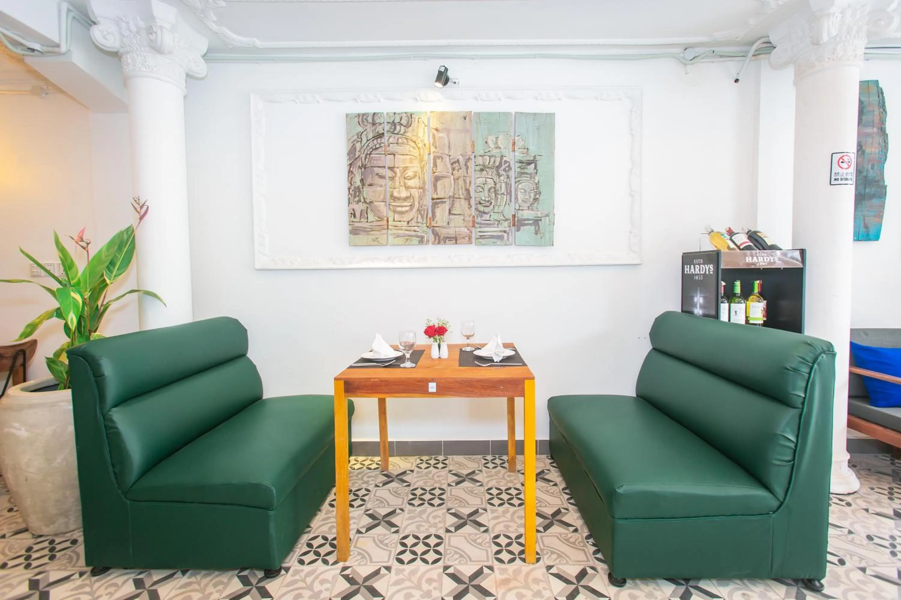 Restaurant/places to eat in Grand Elevation Hotel