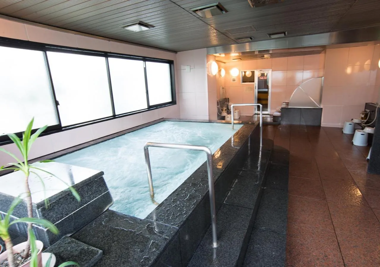 Public Bath in Hotel Suncrest