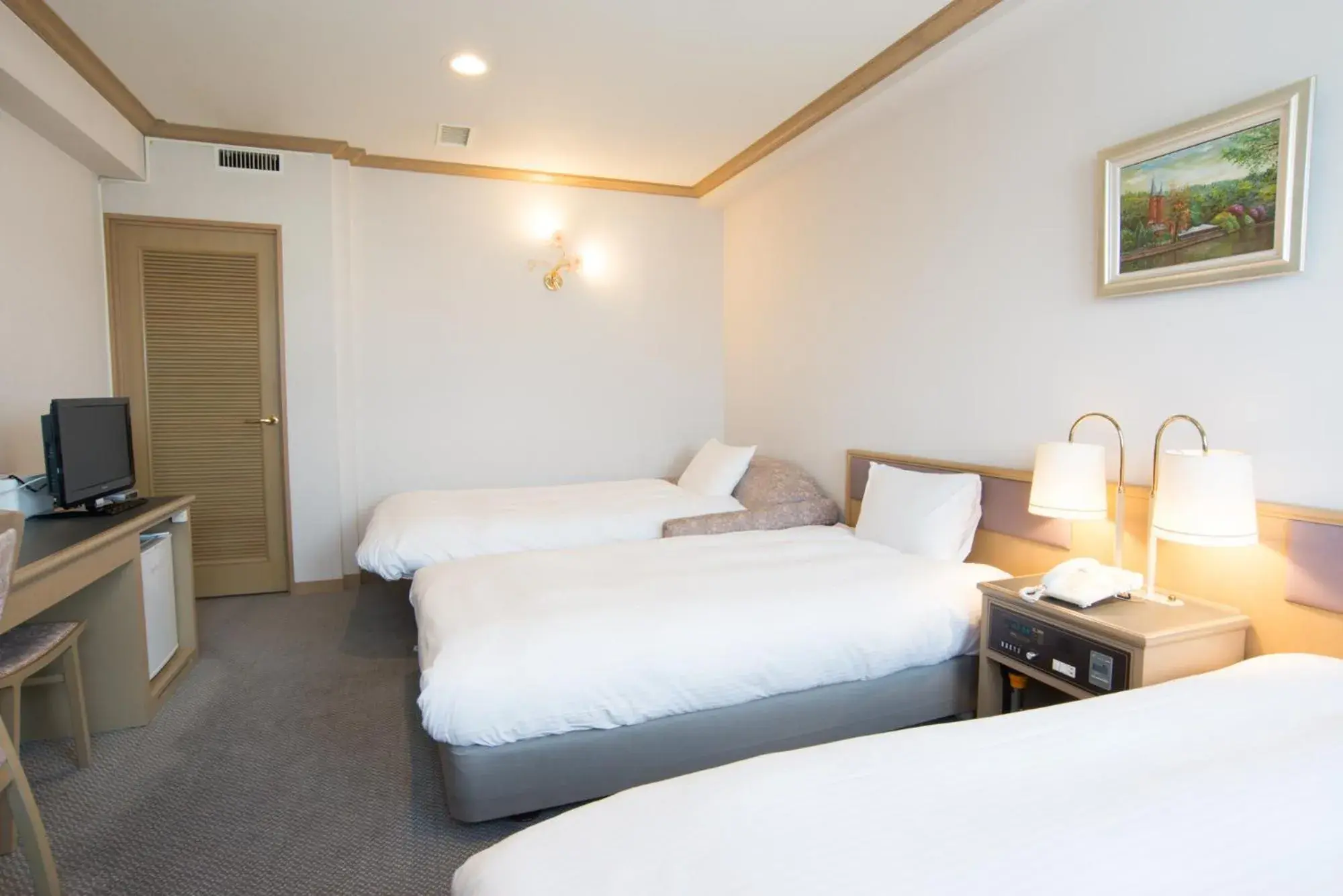 Triple Room in Hotel Suncrest Triple Room in Hotel Suncrest