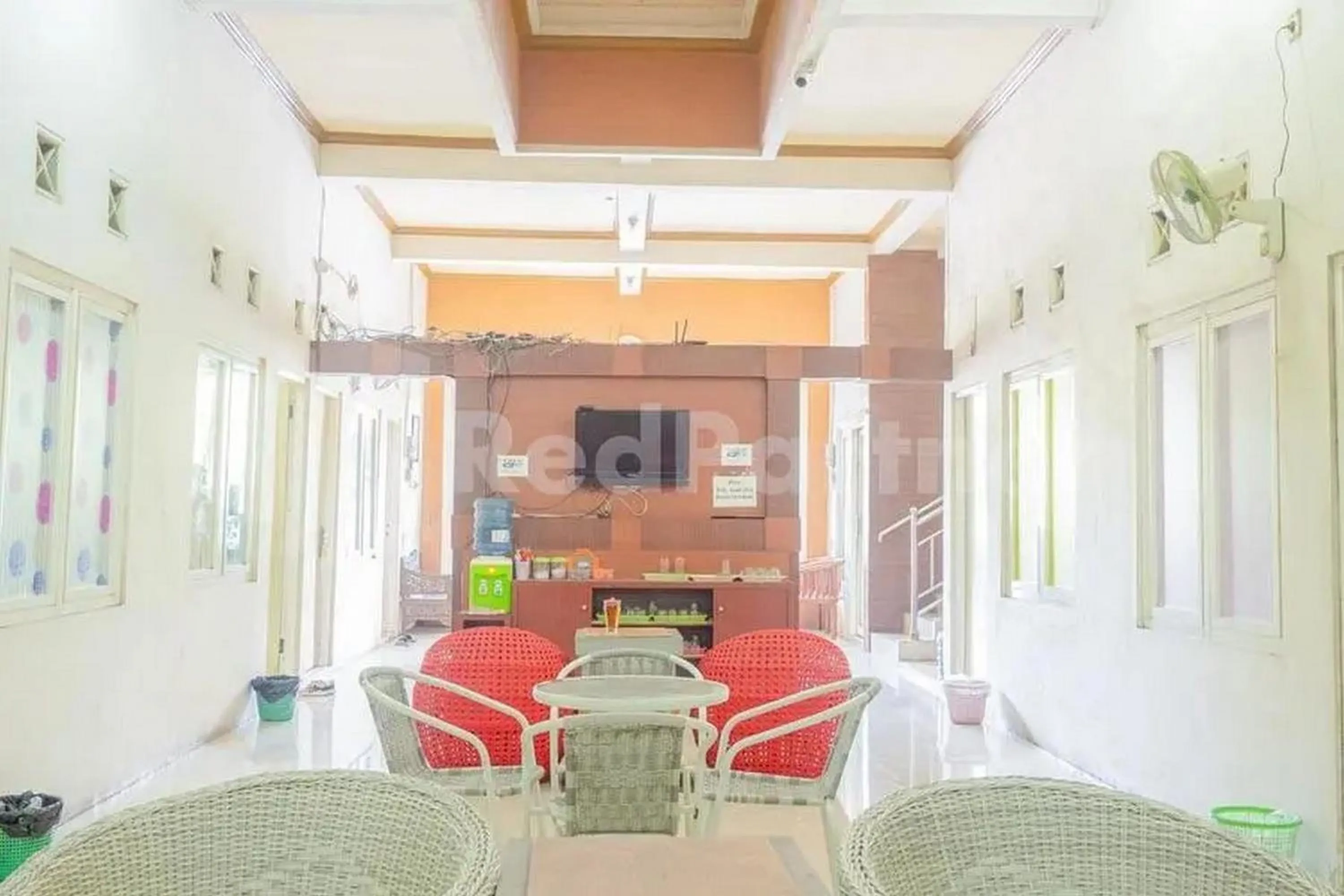 Living room in Homestay Babussalam Rungkut Mitra RedDoorz